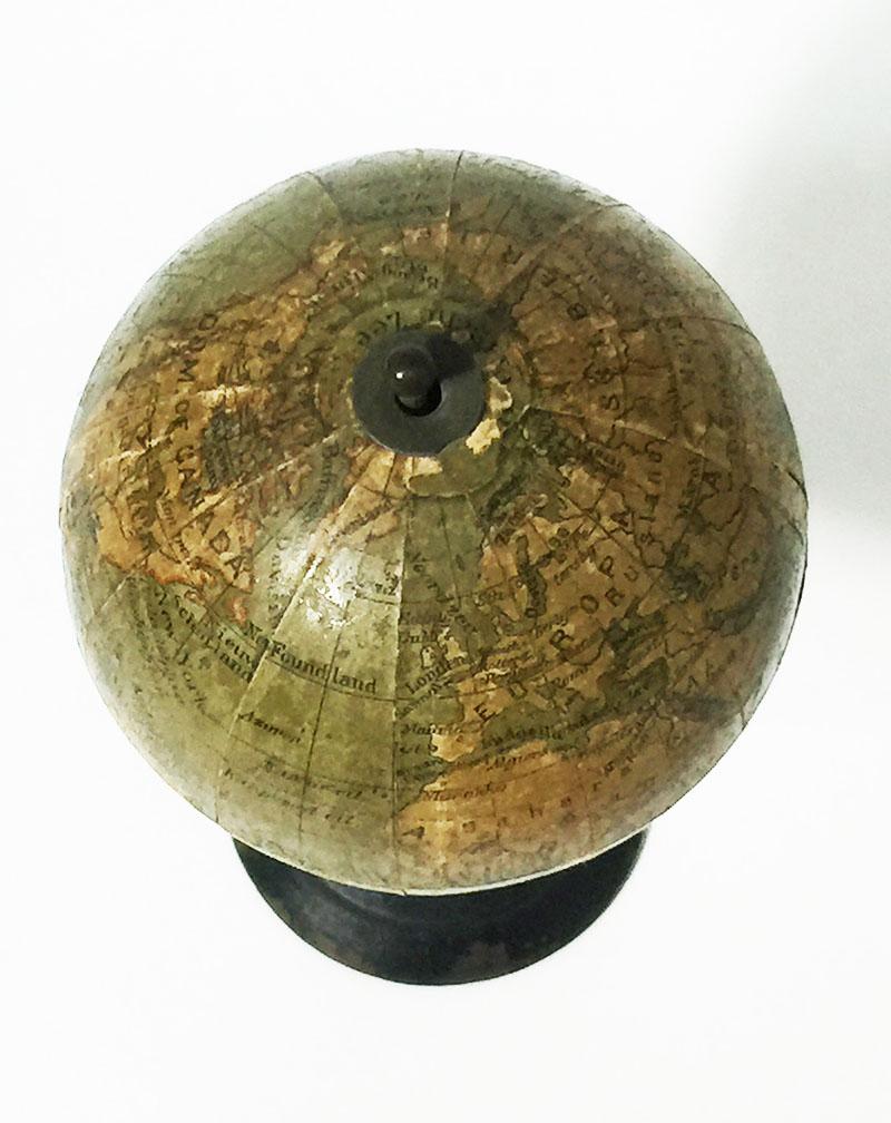 Néerlandais Globe terrestre miniature néerlandais miniature sur socle en bois, vers 1900 en vente