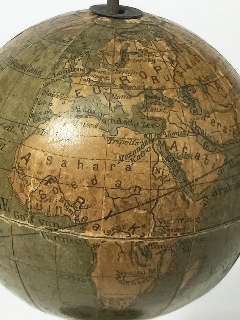 Globe terrestre miniature néerlandais miniature sur socle en bois, vers 1900 en vente 2