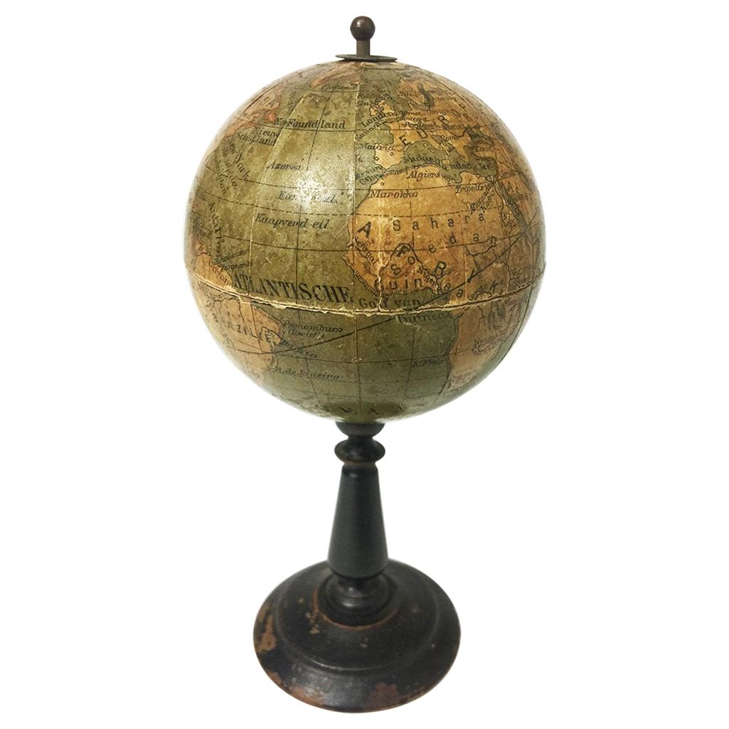 Globe terrestre miniature néerlandais miniature sur socle en bois, vers 1900 en vente
