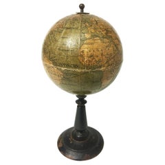 Globe terrestre miniature néerlandais miniature sur socle en bois, vers 1900