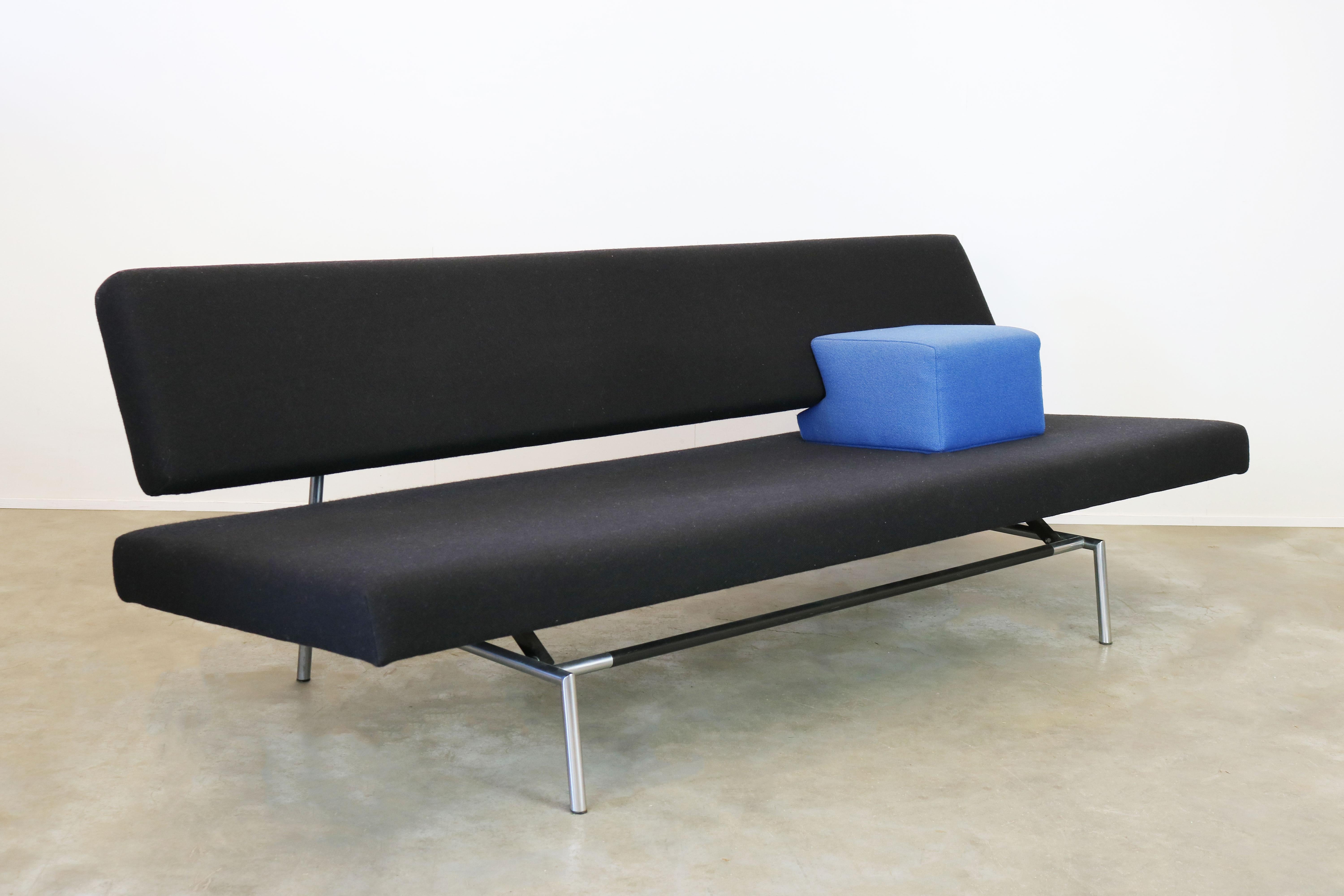 Wonderful Dutch Minimalist modern design sofa / daybed model ''BR02'' designed by Martin Visser for Spectrum 1960s. Magnificent minimalist design with tubular chrome frame with black accent and cubic armrest in blue. The sofa is upholsterd in its