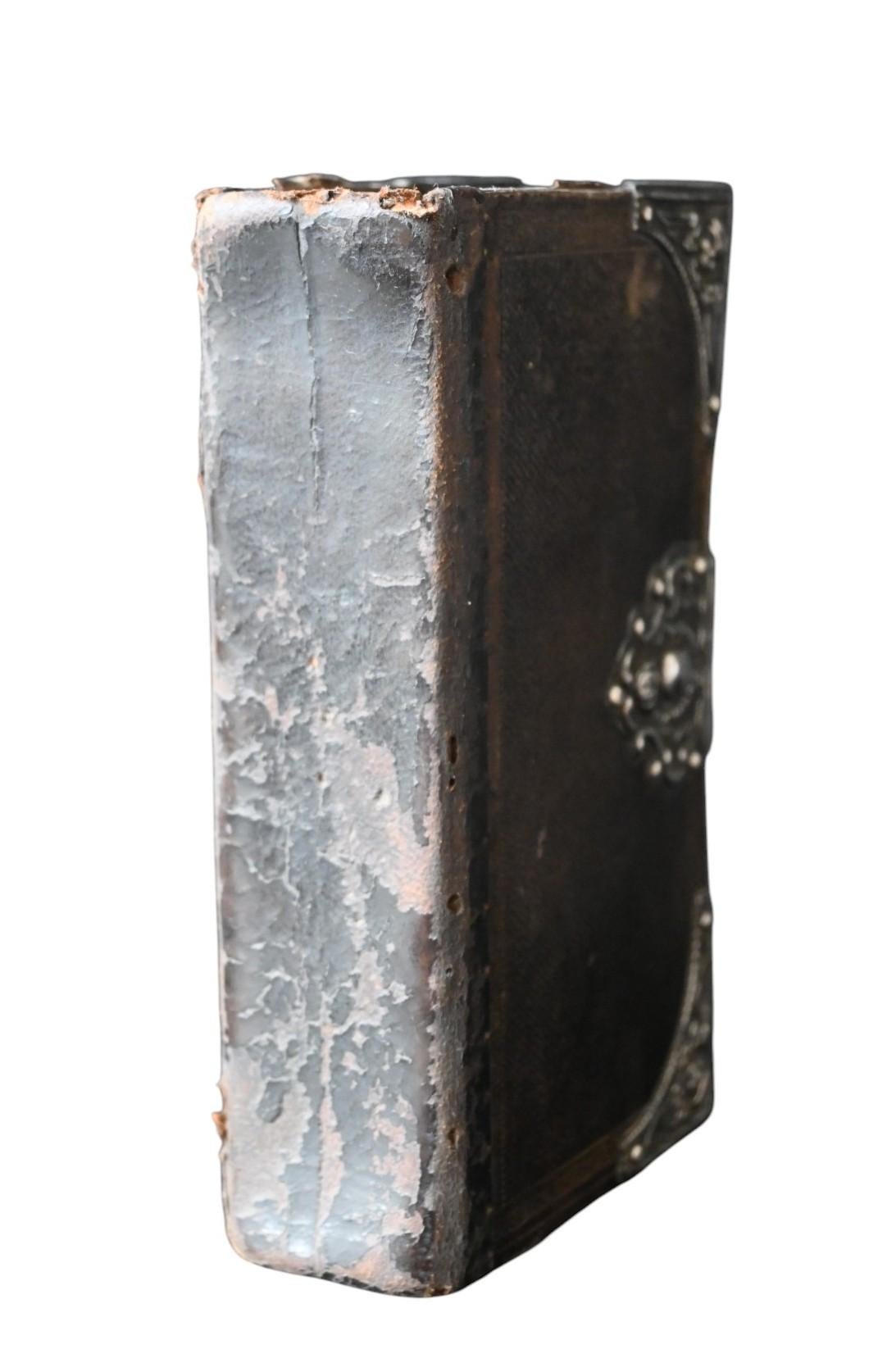 Dutch missal with solid silver mount, 1843 Gulpen, printed in Dutch
9.8 x 15.2 cm, thickness 4.2 cm