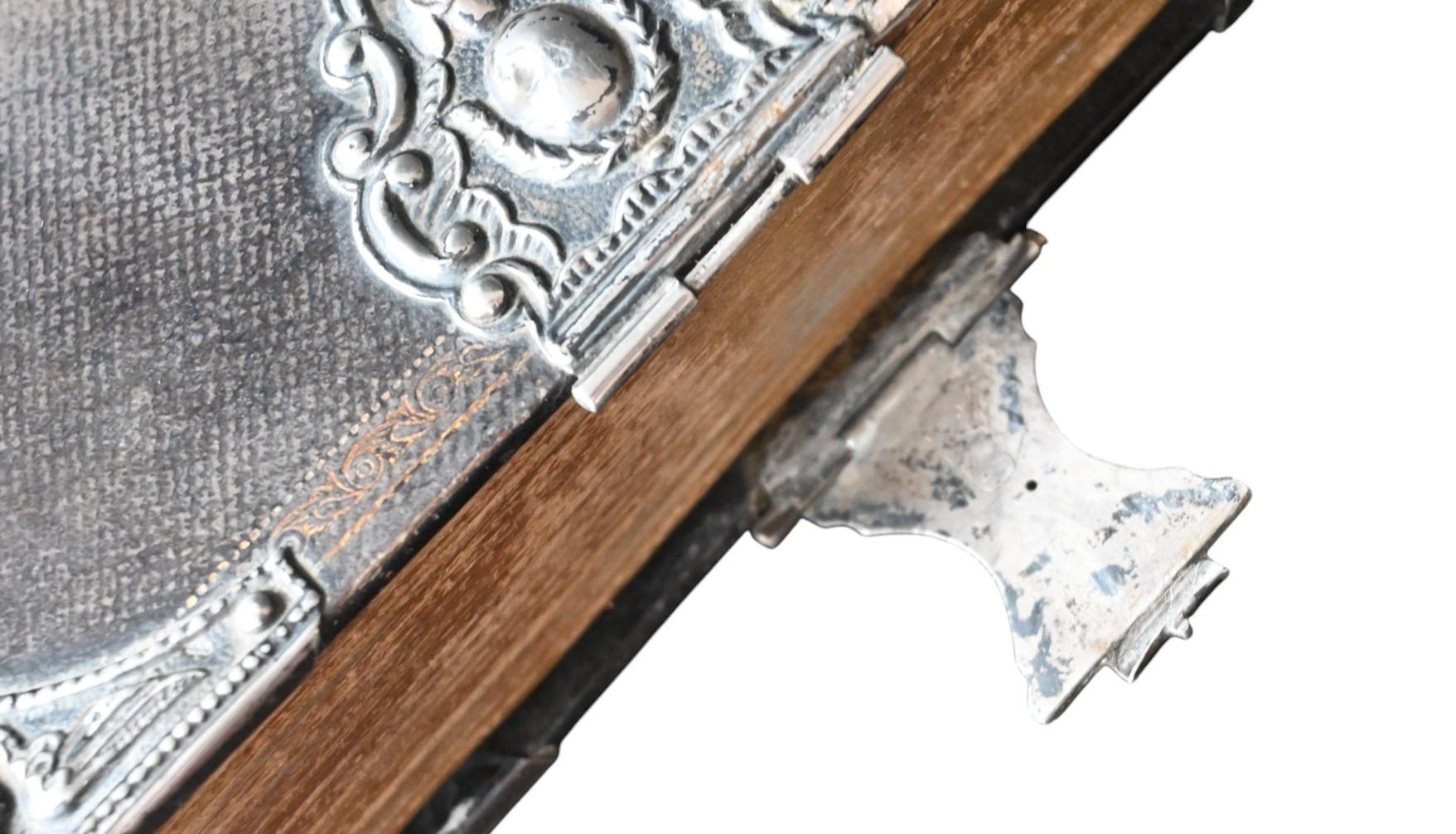 Dutch Missal With Silver Mount, 1843 (Mittleres 19. Jahrhundert) im Angebot