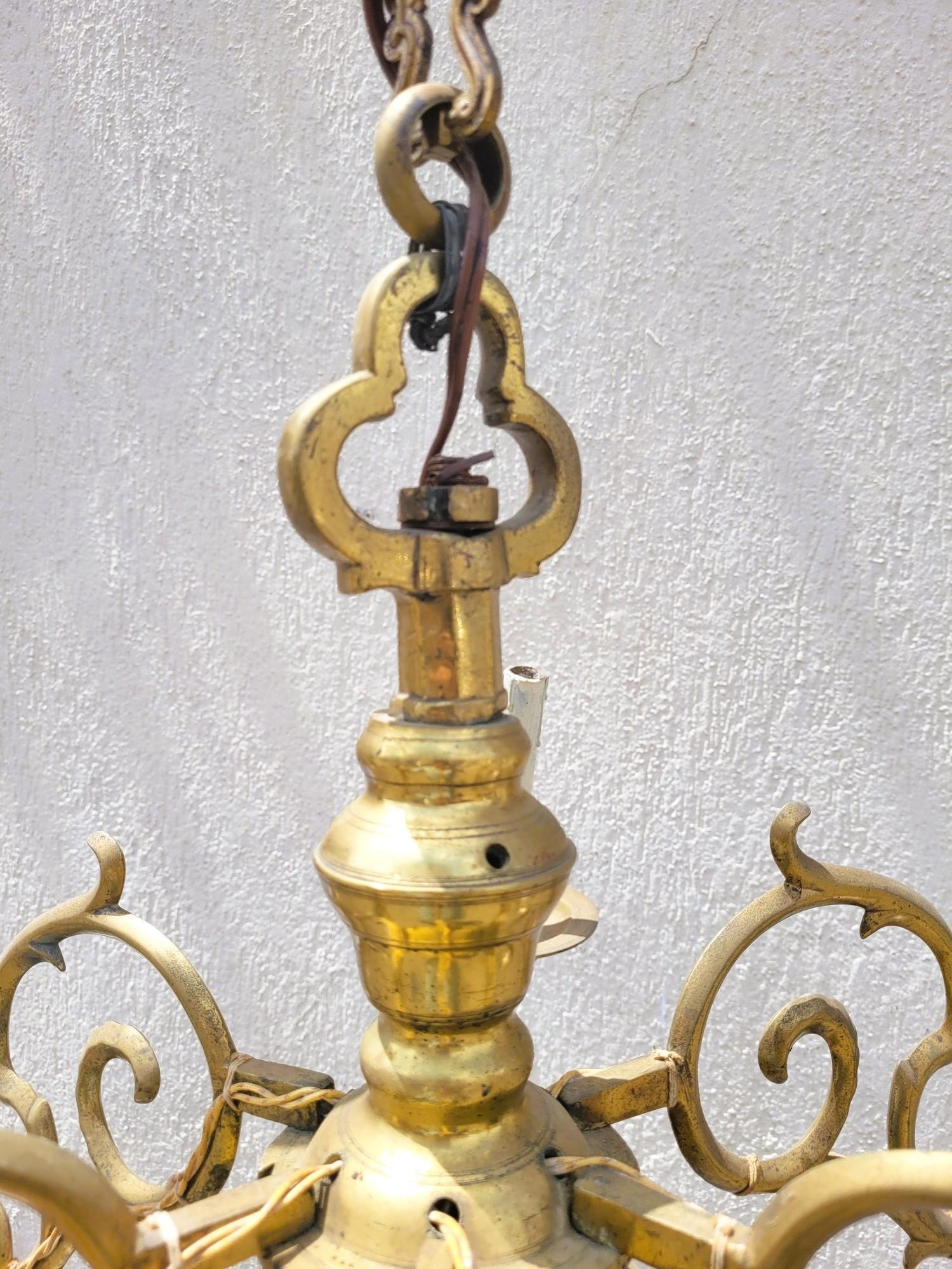 Lampadario olandese in bronzo, con 6 bracci luminosi a voluta e una coda a forma di trifoglio

Lampadario del XIX secolo (forse più antico?), forato per l'elettrificazione, forse alcuni elementi mancanti (vedi piastra forata)

Patina del tempo -