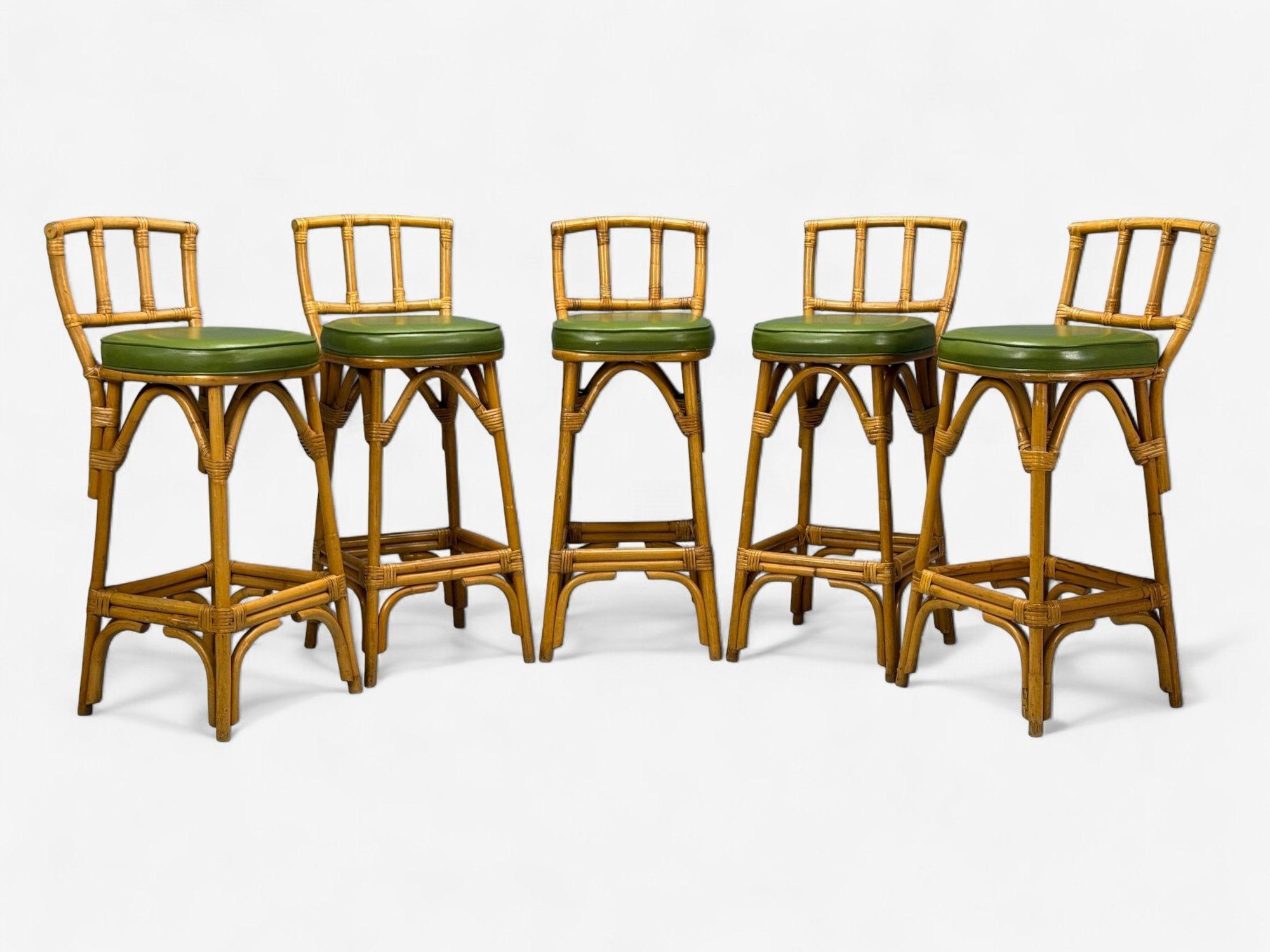 Cinq tabourets de bar en bambou et cuir vert, Pays-Bas, 1970

Ensemble de cinq tabourets de bar en cuir vert bambou, probablement conçus et produits aux Pays-Bas dans la seconde moitié du XXe siècle.

Bambou, cuir ; Pays-Bas, 20e s.

Hauteur : 42.25