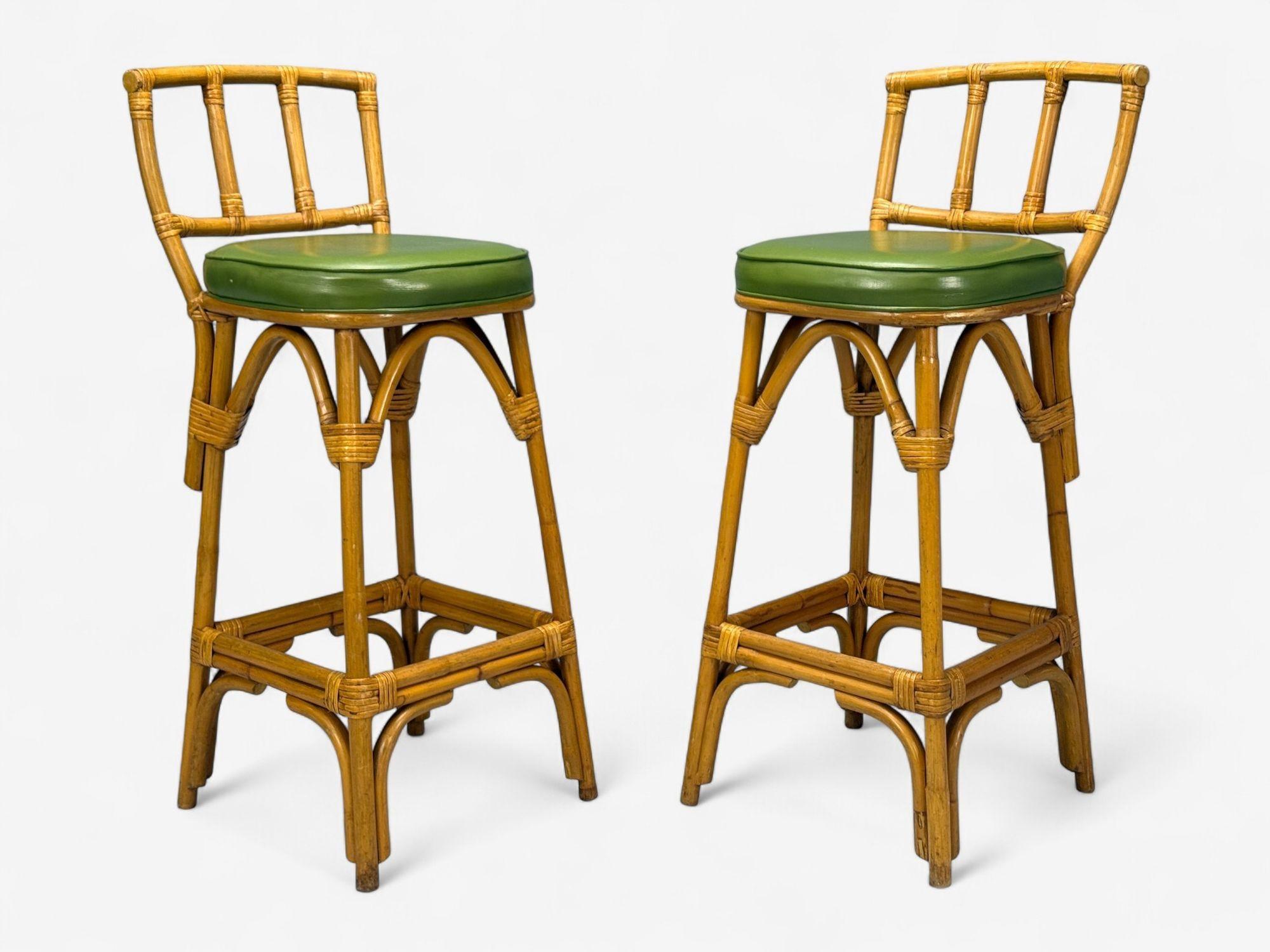 Mid-Century Modern Moderne hollandais, bambou, cuir vert, cinq tabourets de bar, Pays-Bas, années 1970 en vente