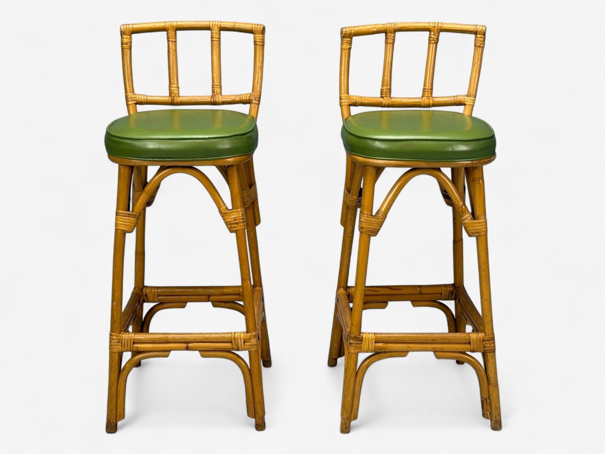 Néerlandais Moderne hollandais, bambou, cuir vert, cinq tabourets de bar, Pays-Bas, années 1970 en vente