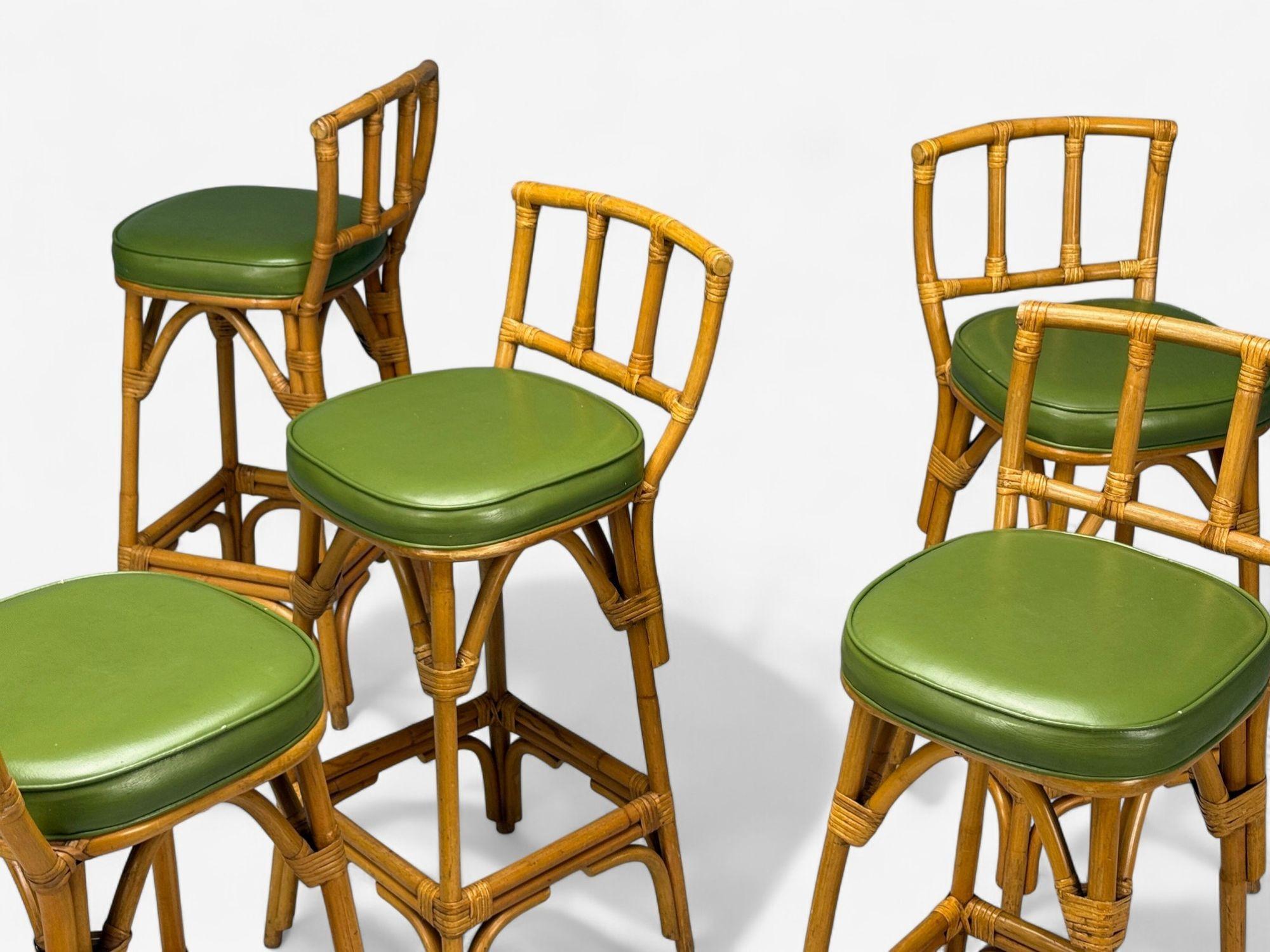 Moderne hollandais, bambou, cuir vert, cinq tabourets de bar, Pays-Bas, années 1970 Bon état - En vente à Manhasset, NY