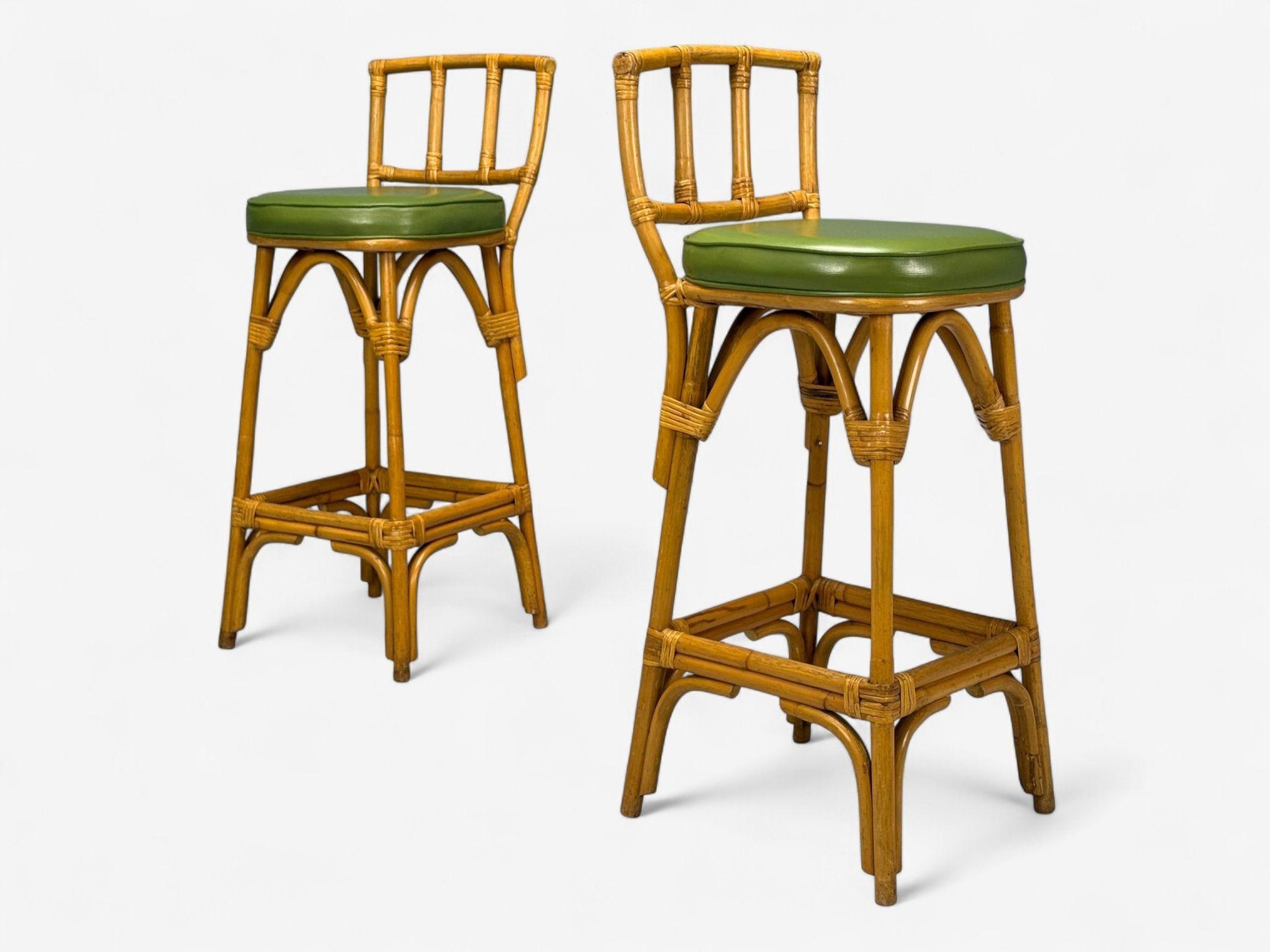 Bambou Moderne hollandais, bambou, cuir vert, cinq tabourets de bar, Pays-Bas, années 1970 en vente