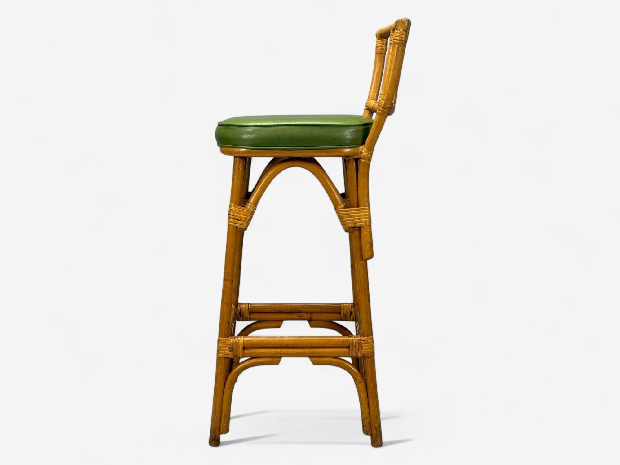 Moderne hollandais, bambou, cuir vert, cinq tabourets de bar, Pays-Bas, années 1970 en vente 2