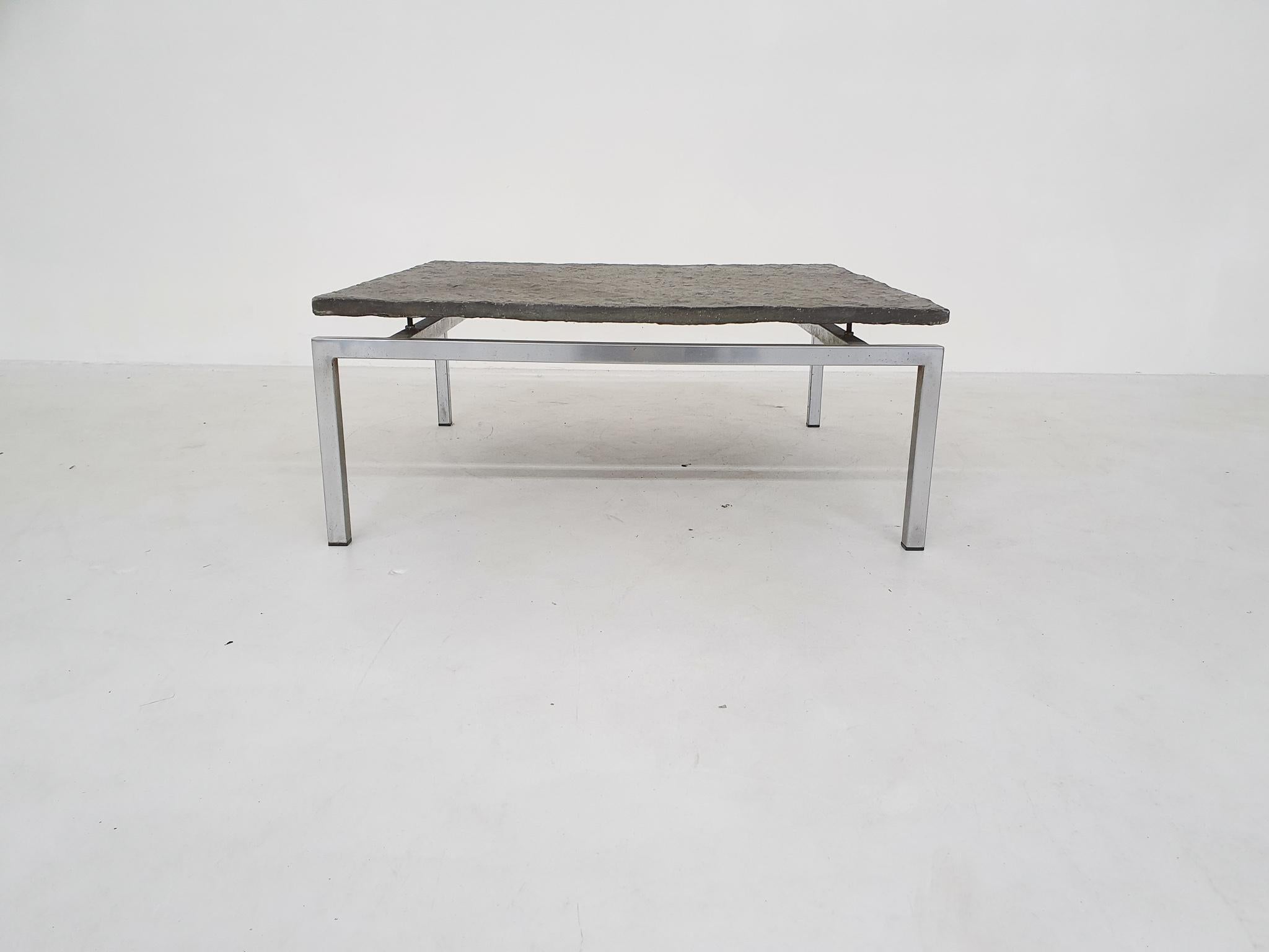 Néerlandais Table basse en pierre naturelle et acier, The Moderns Brutalist, années 1950 en vente