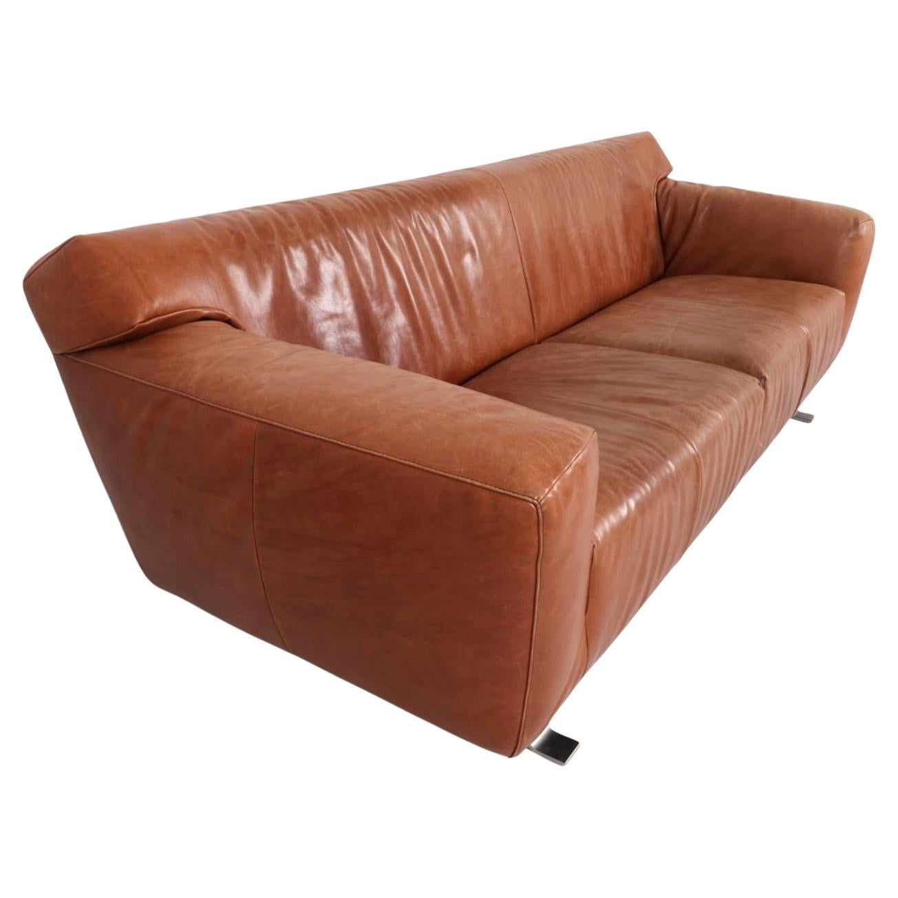 Canapé moderne hollandais en cuir cognac. Pieds en fer plat chromé. Fabriqué par Label van den berg et conçu par Gerard Van Den Berg. Fabriqué vers les années 2000. Cet objet a déjà été utilisé et présente des signes d'utilisation et de patine.