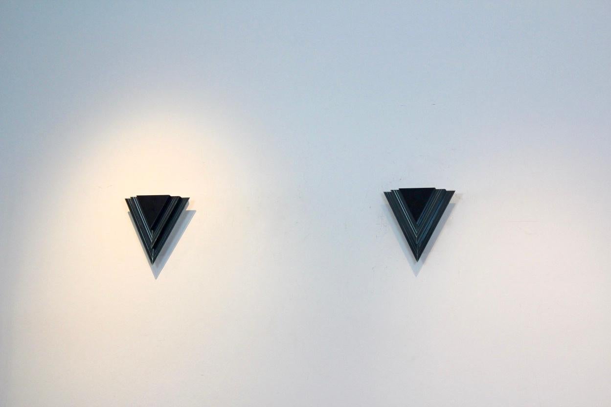 Dreieckige Wandleuchter aus holländischem Glas und Stahl der Moderne im Angebot 5
