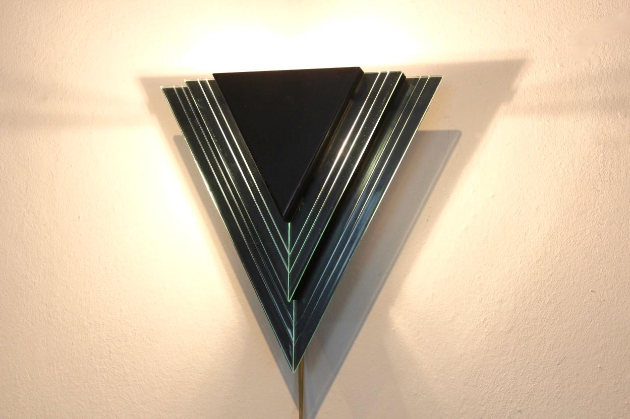 Gorgeous set of Dutch modern triangular wall sconces. With a double layered black and white steel base with facet geometrical glass accents. The beautiful glass comes with a stylish lighting effect. In very good and original condition with normal