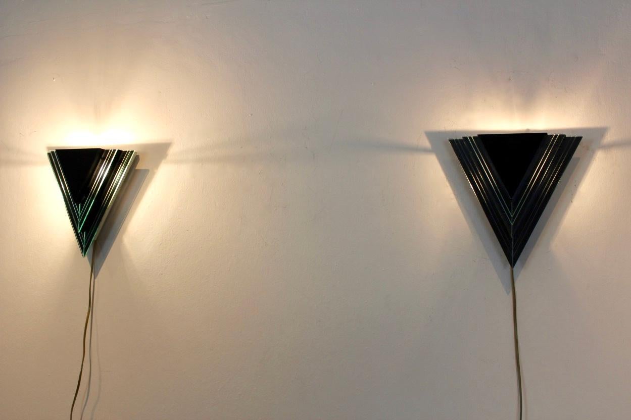 Dreieckige Wandleuchter aus holländischem Glas und Stahl der Moderne (Moderne der Mitte des Jahrhunderts) im Angebot