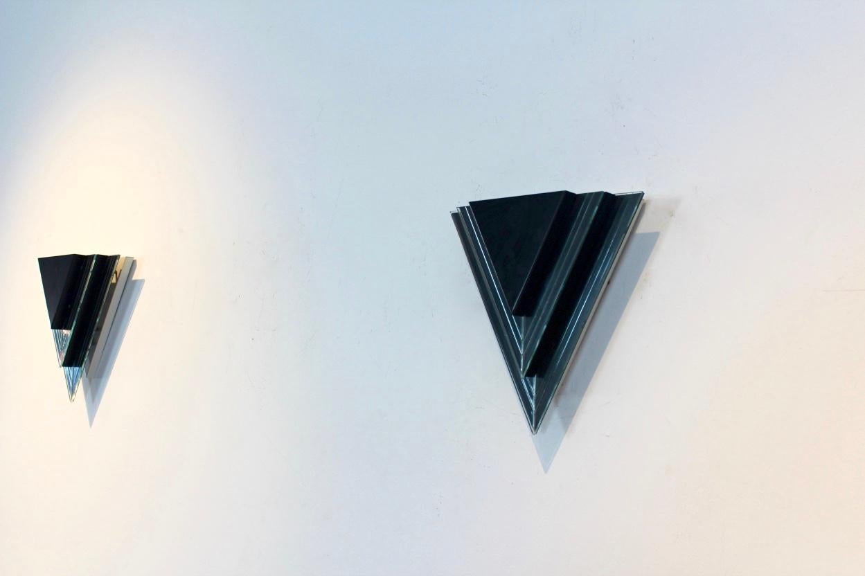 Mid-Century moderno Applique da parete triangolari moderne olandesi in vetro e acciaio in vendita
