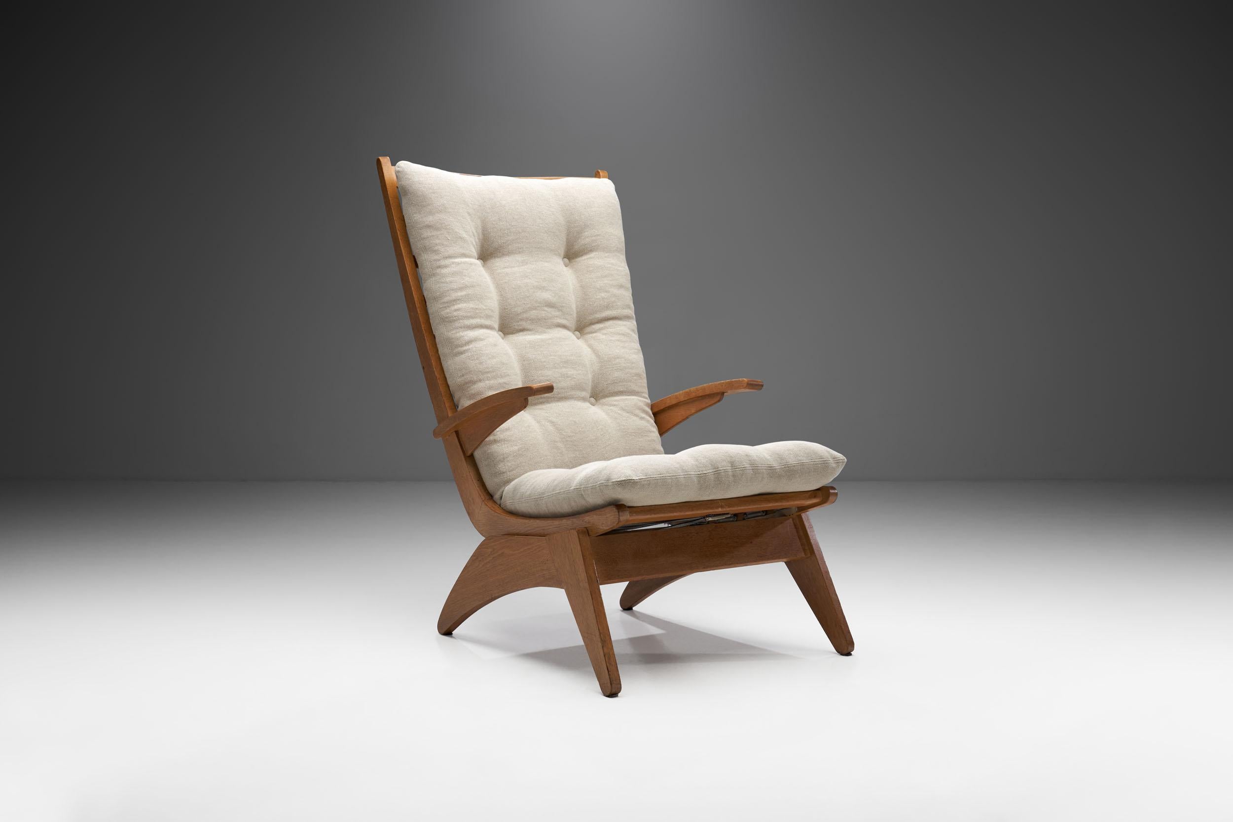 Dieser Sessel ist ein frühes und seltenes Exemplar des niederländischen Modernismus. Das Gestell ist durch schräge, geneigte Linien gekennzeichnet, die dem Stuhl eine besondere Form verleihen. Jan den Drijver entwarf dieses Modell im Jahr
