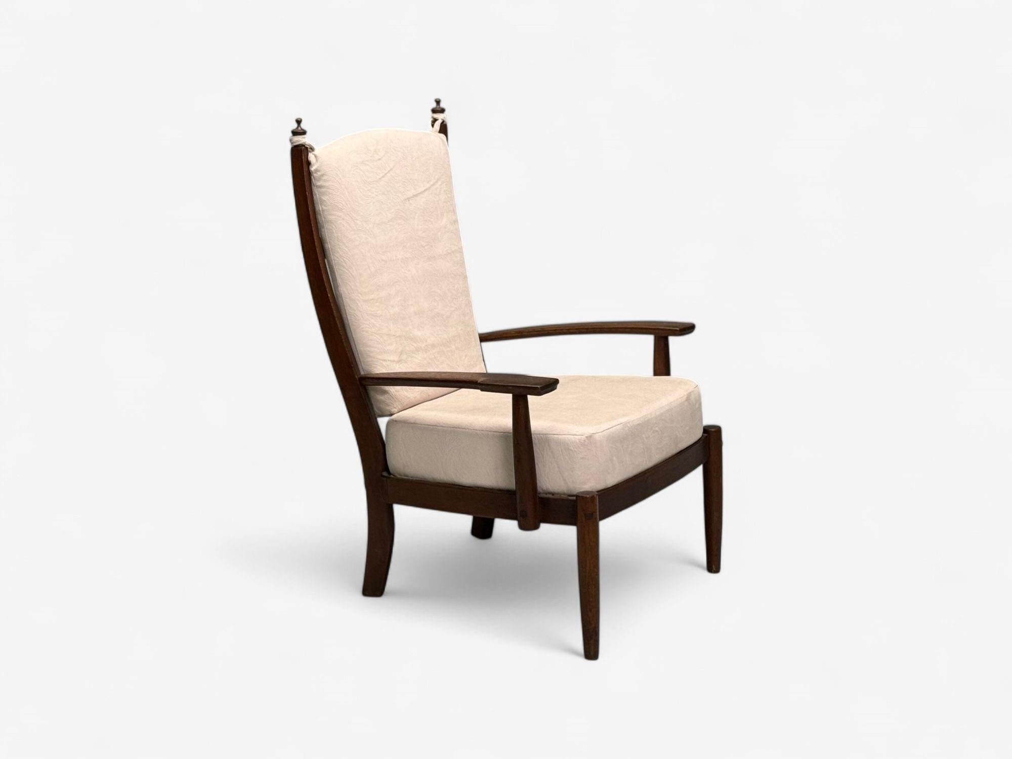 Sillón Moderno Holandés, Roble, Tela, Países Bajos, Años 60

Sillón holandés modernista con respaldo de láminas, estructura de roble teñido de oscuro y tela blanca estampada. T

Roble, Tela; Países Bajos c. 1960

Altura: 39 pulgadas, Anchura: 27,5