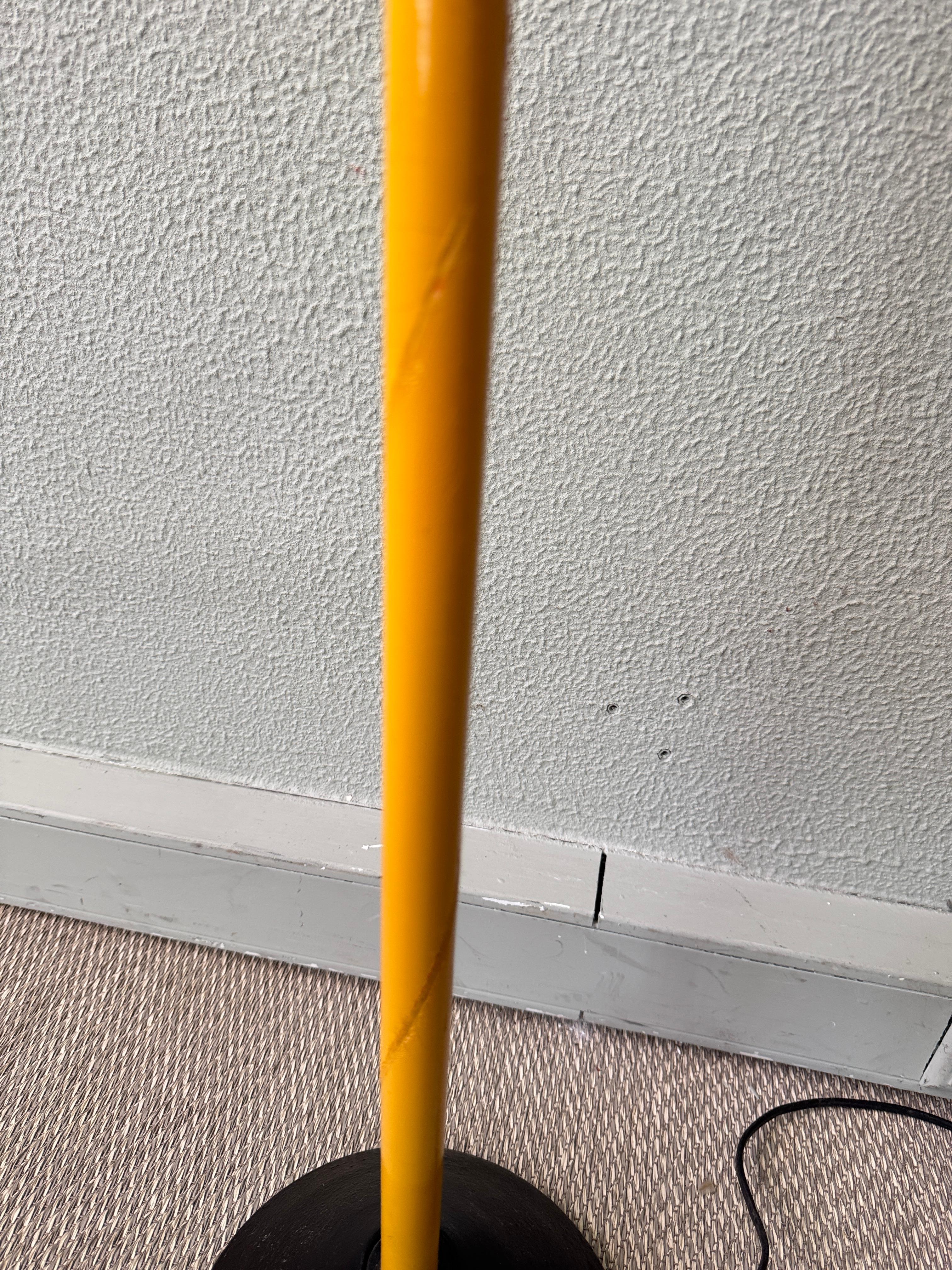 Dutch Modern Yellow Cone Stehlampe Schwarz Gusseisen Basis Einstellbar 1980s im Angebot 3