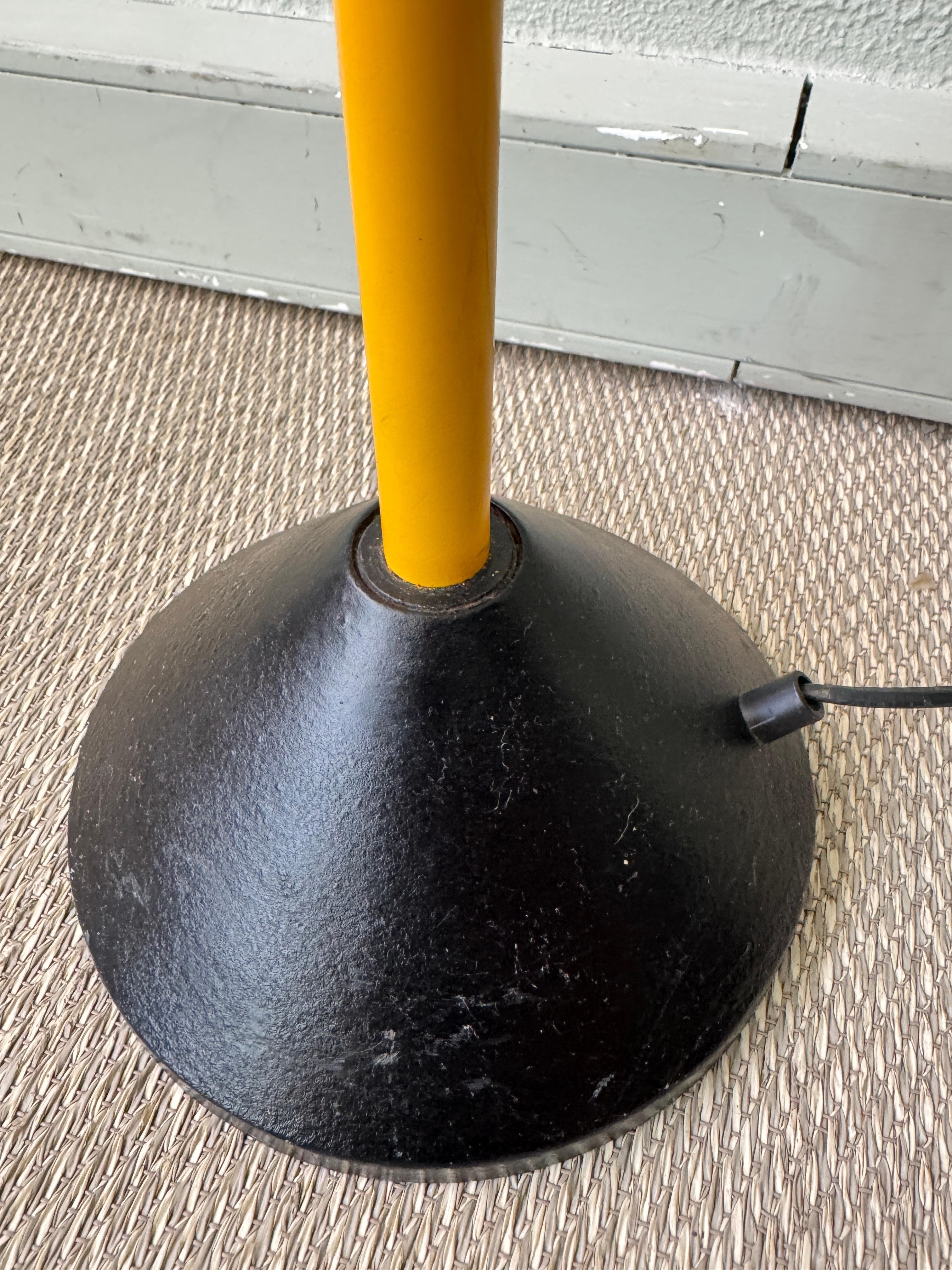 Dutch Modern Yellow Cone Stehlampe Schwarz Gusseisen Basis Einstellbar 1980s im Angebot 4