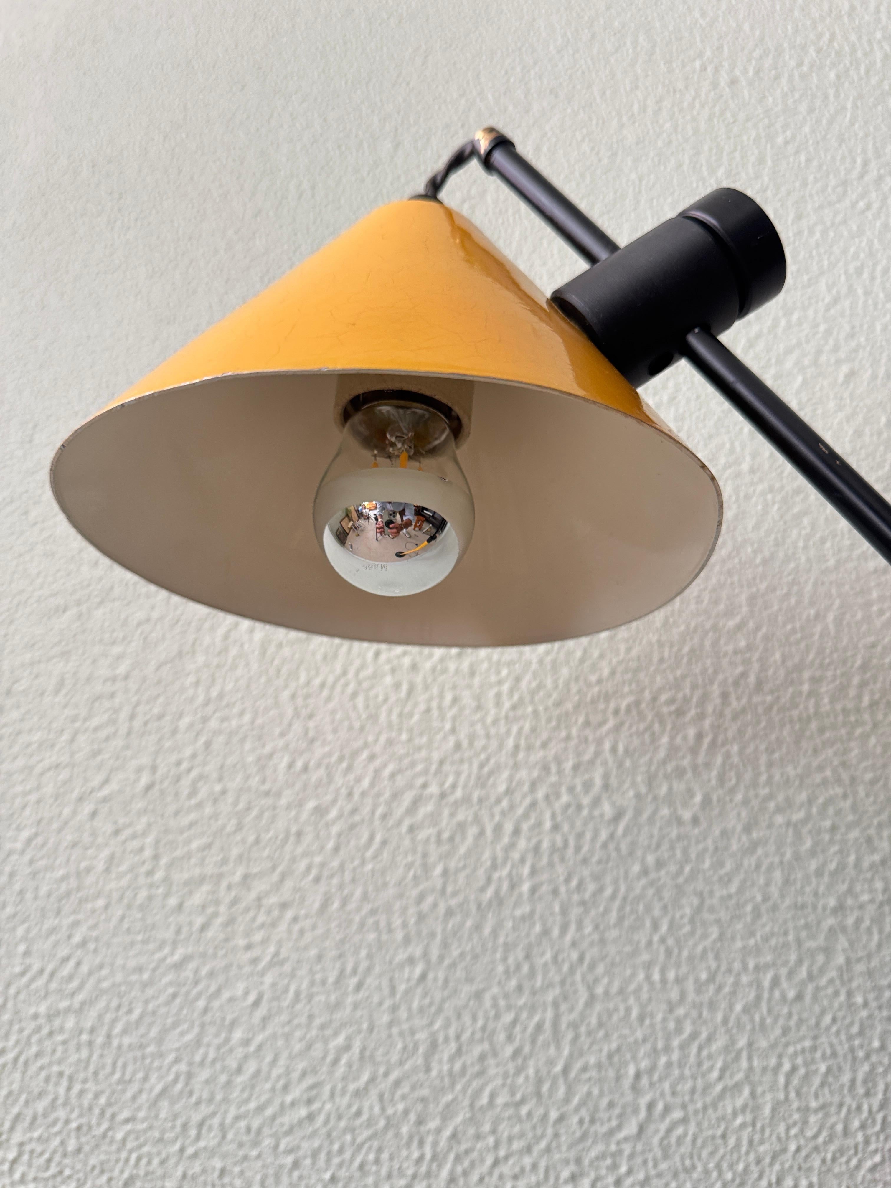 Dutch Modern Yellow Cone Stehlampe Schwarz Gusseisen Basis Einstellbar 1980s im Angebot 6