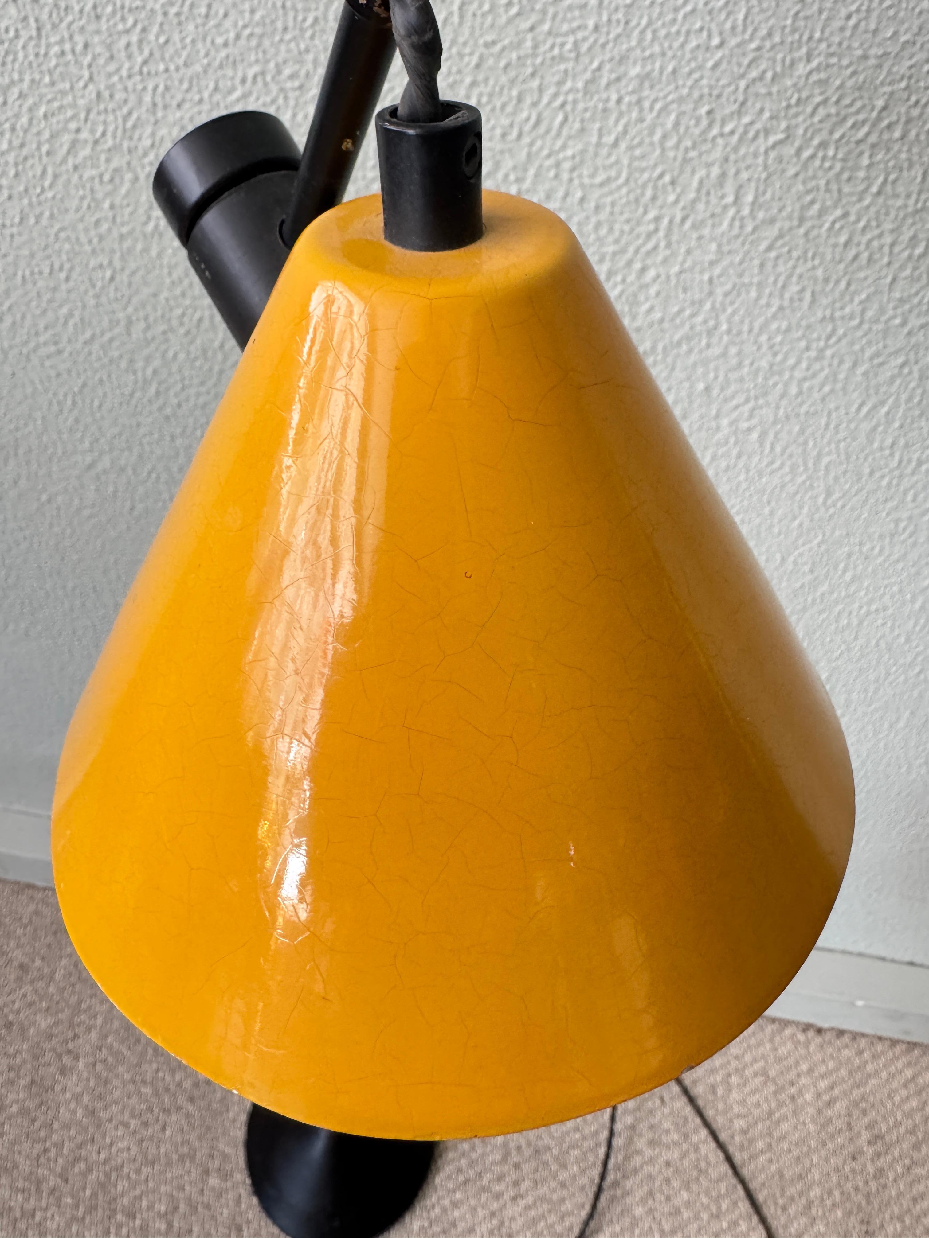 Dutch Modern Yellow Cone Stehlampe Schwarz Gusseisen Basis Einstellbar 1980s im Angebot 7