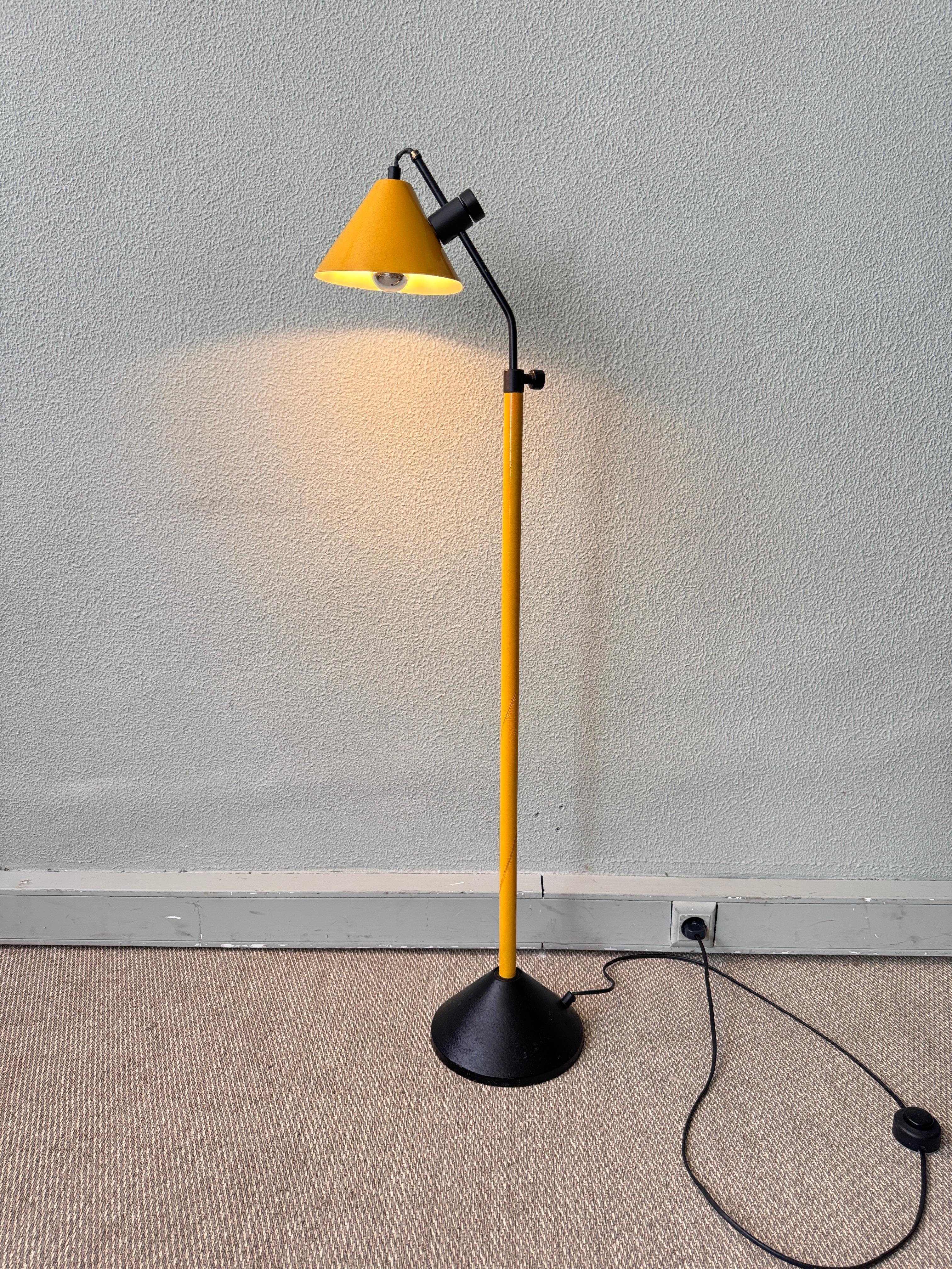 Dutch Modern Yellow Cone Stehlampe Schwarz Gusseisen Basis Einstellbar 1980s (Postmoderne) im Angebot