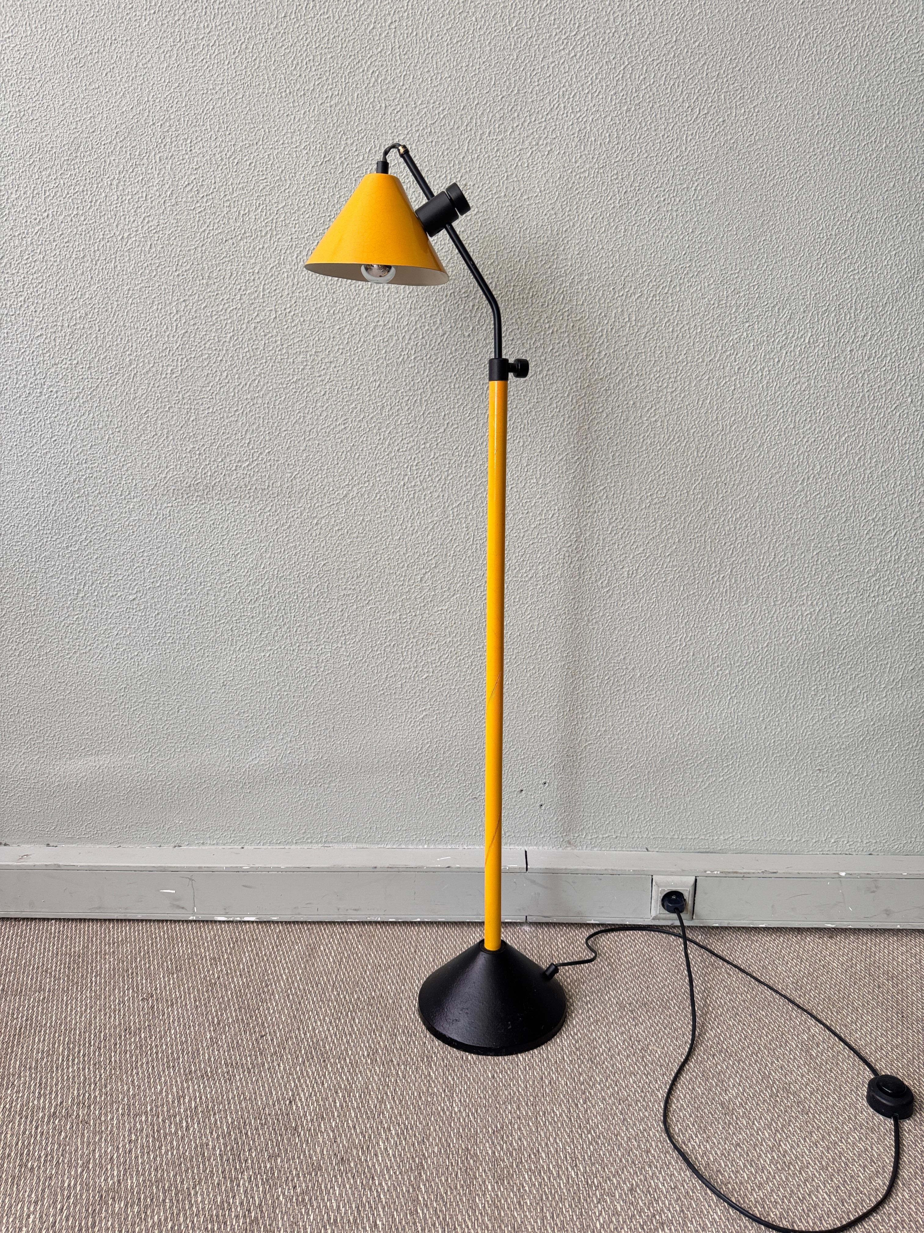 Dutch Modern Yellow Cone Stehlampe Schwarz Gusseisen Basis Einstellbar 1980s (Niederländisch) im Angebot