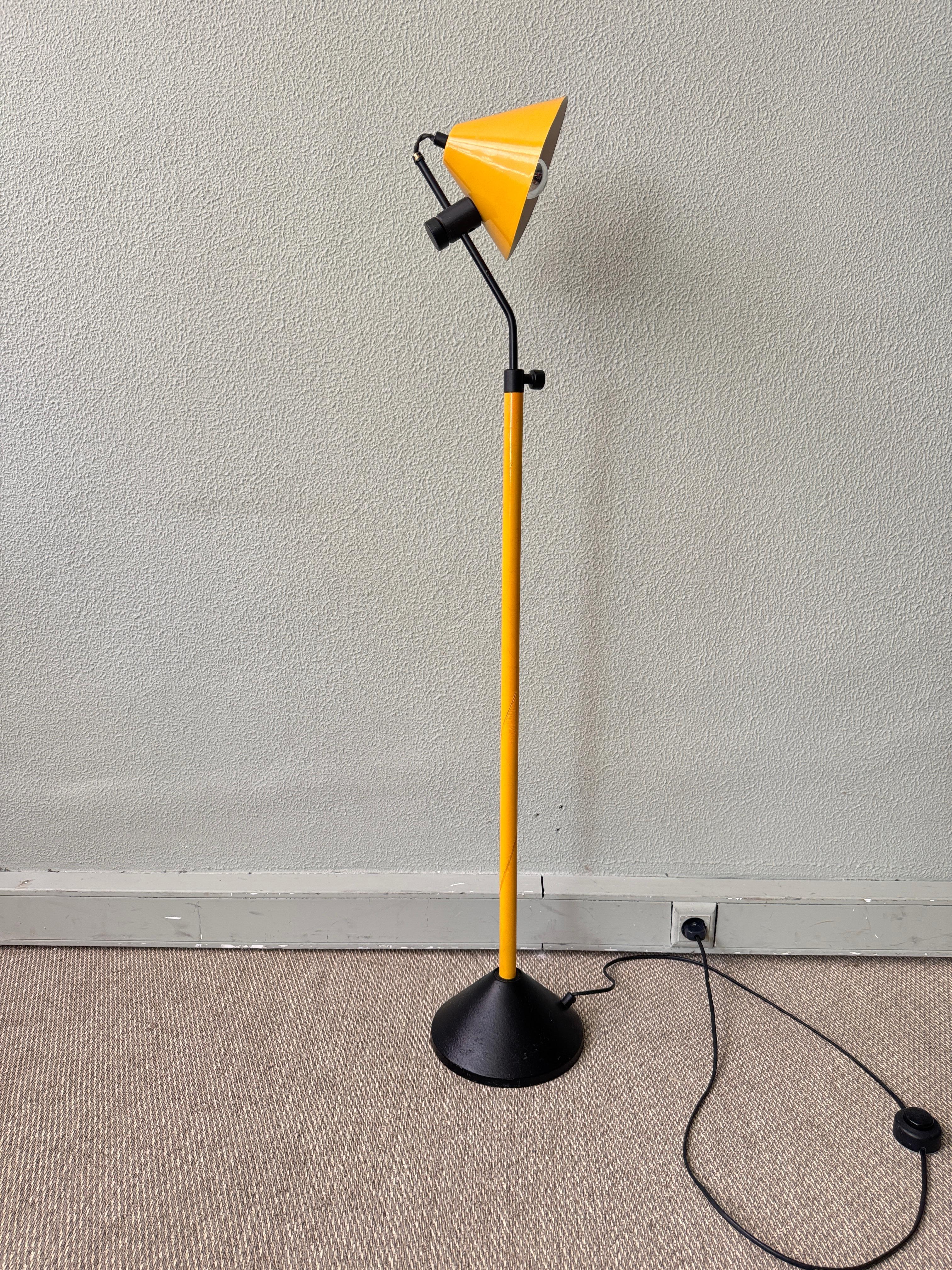 Dutch Modern Yellow Cone Stehlampe Schwarz Gusseisen Basis Einstellbar 1980s im Zustand „Gut“ im Angebot in Lisboa, PT