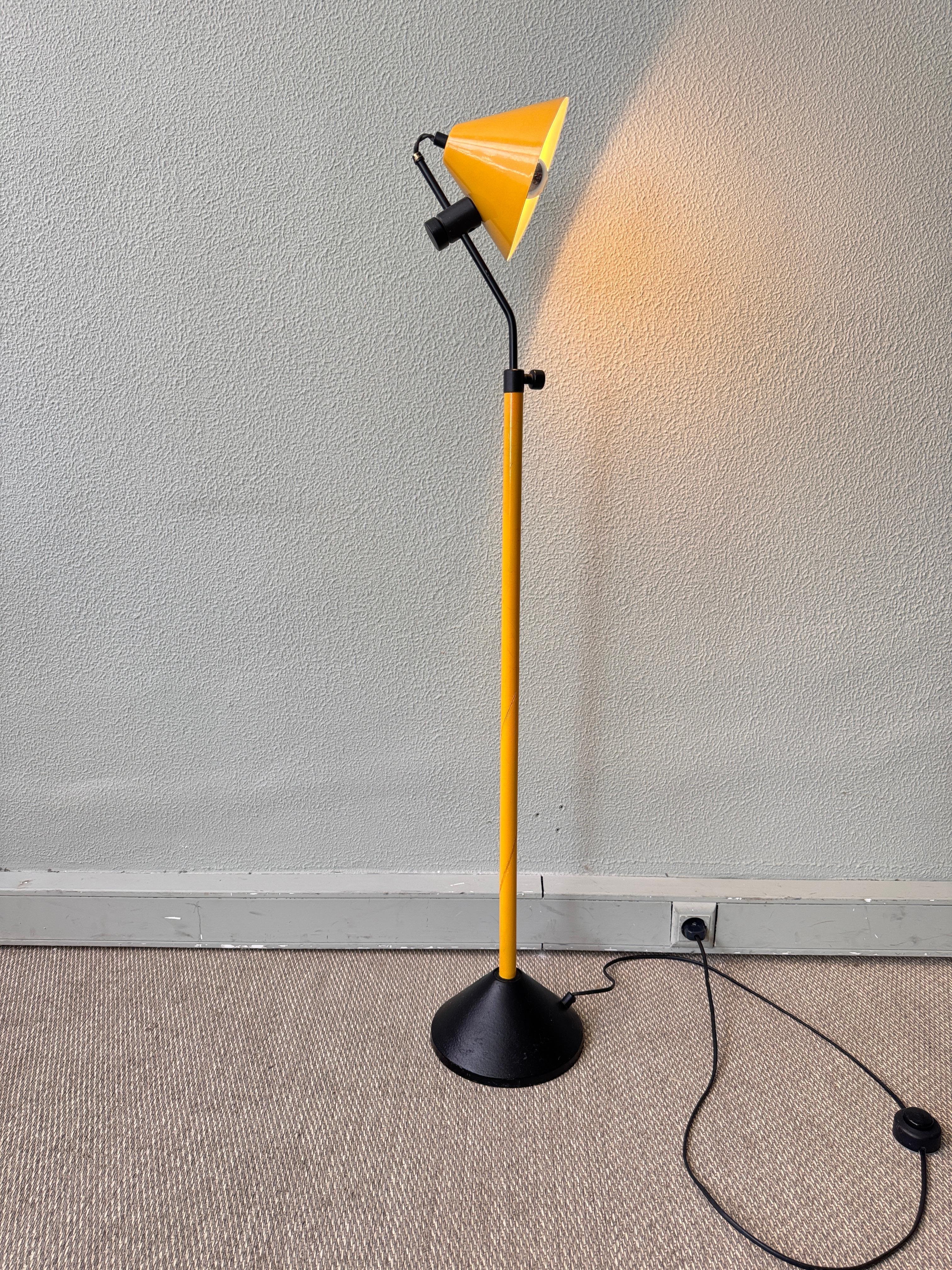 Dutch Modern Yellow Cone Stehlampe Schwarz Gusseisen Basis Einstellbar 1980s (Ende des 20. Jahrhunderts) im Angebot