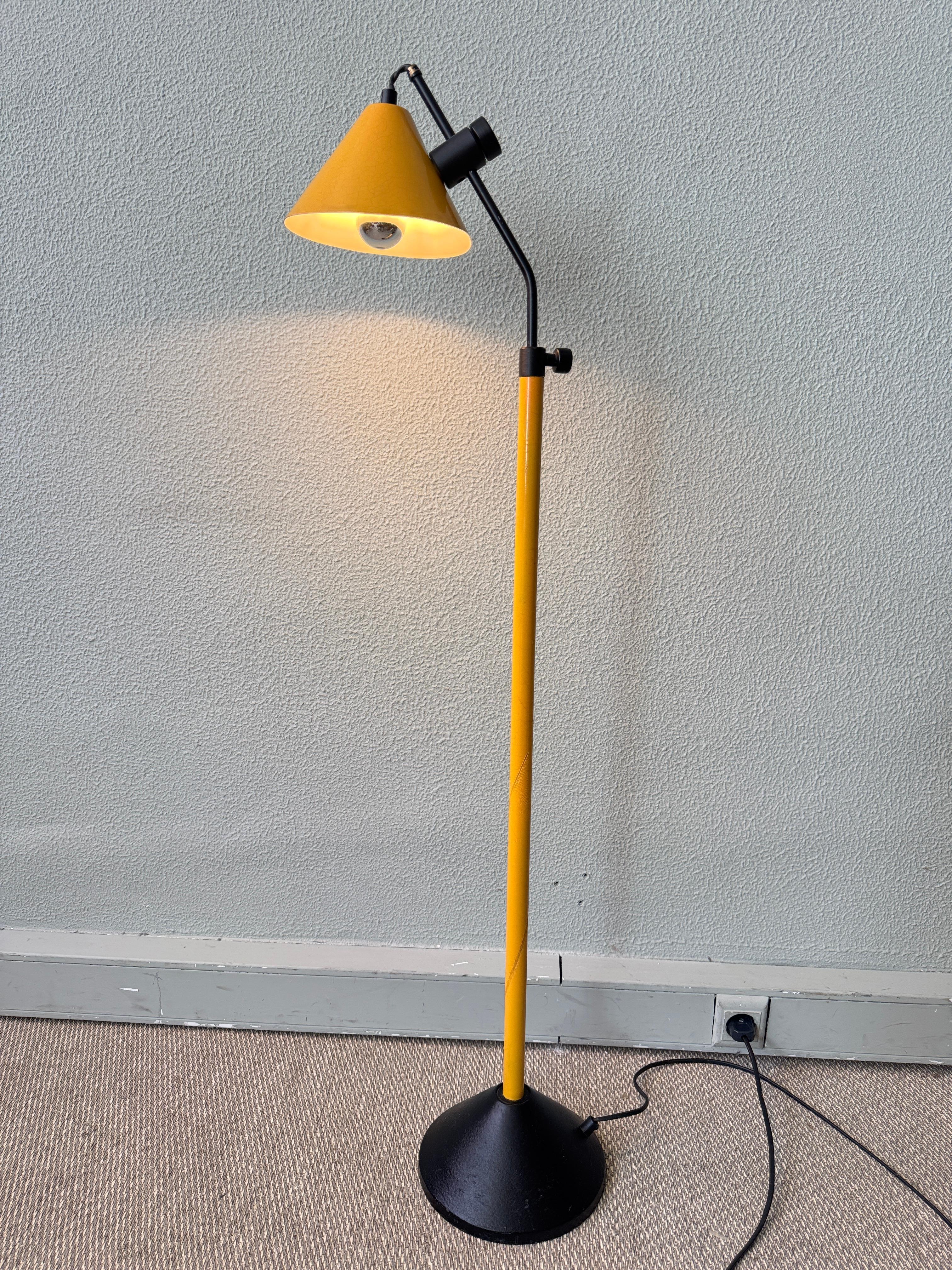 Dutch Modern Yellow Cone Stehlampe Schwarz Gusseisen Basis Einstellbar 1980s (Metall) im Angebot