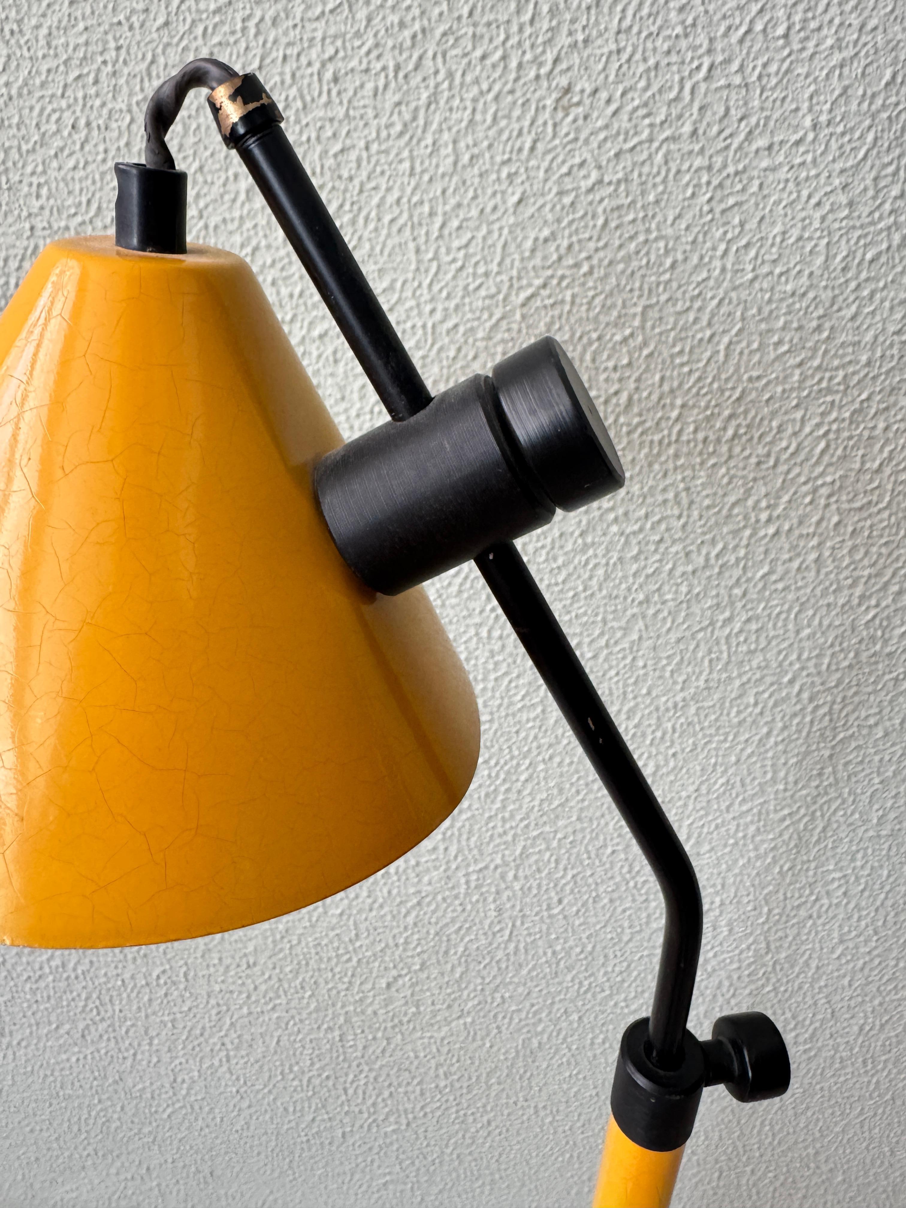 Dutch Modern Yellow Cone Stehlampe Schwarz Gusseisen Basis Einstellbar 1980s im Angebot 2