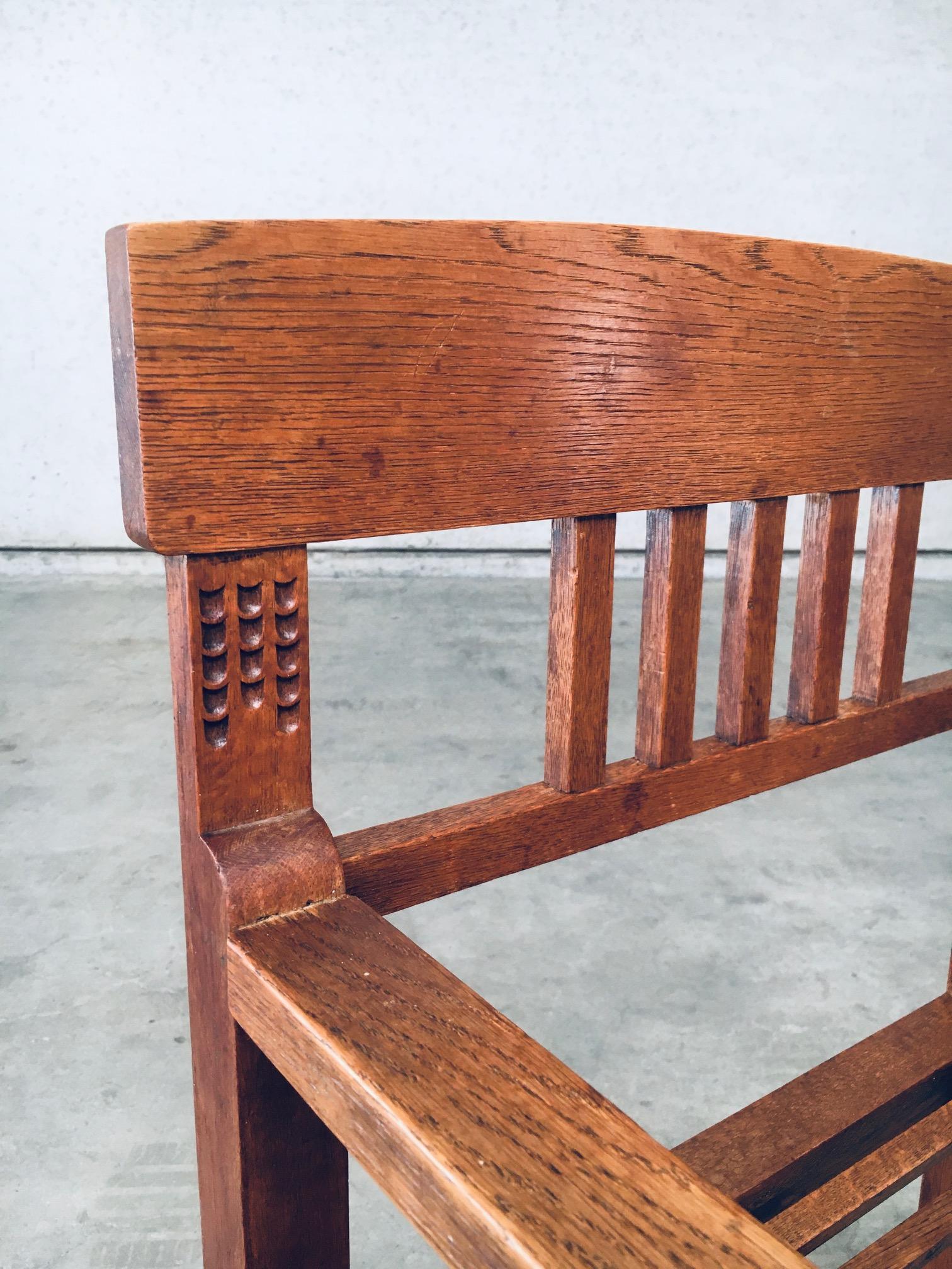 Sedia a braccio in quercia intagliata di design del Modernismo olandese, Paesi Bassi, anni '20 in vendita 3