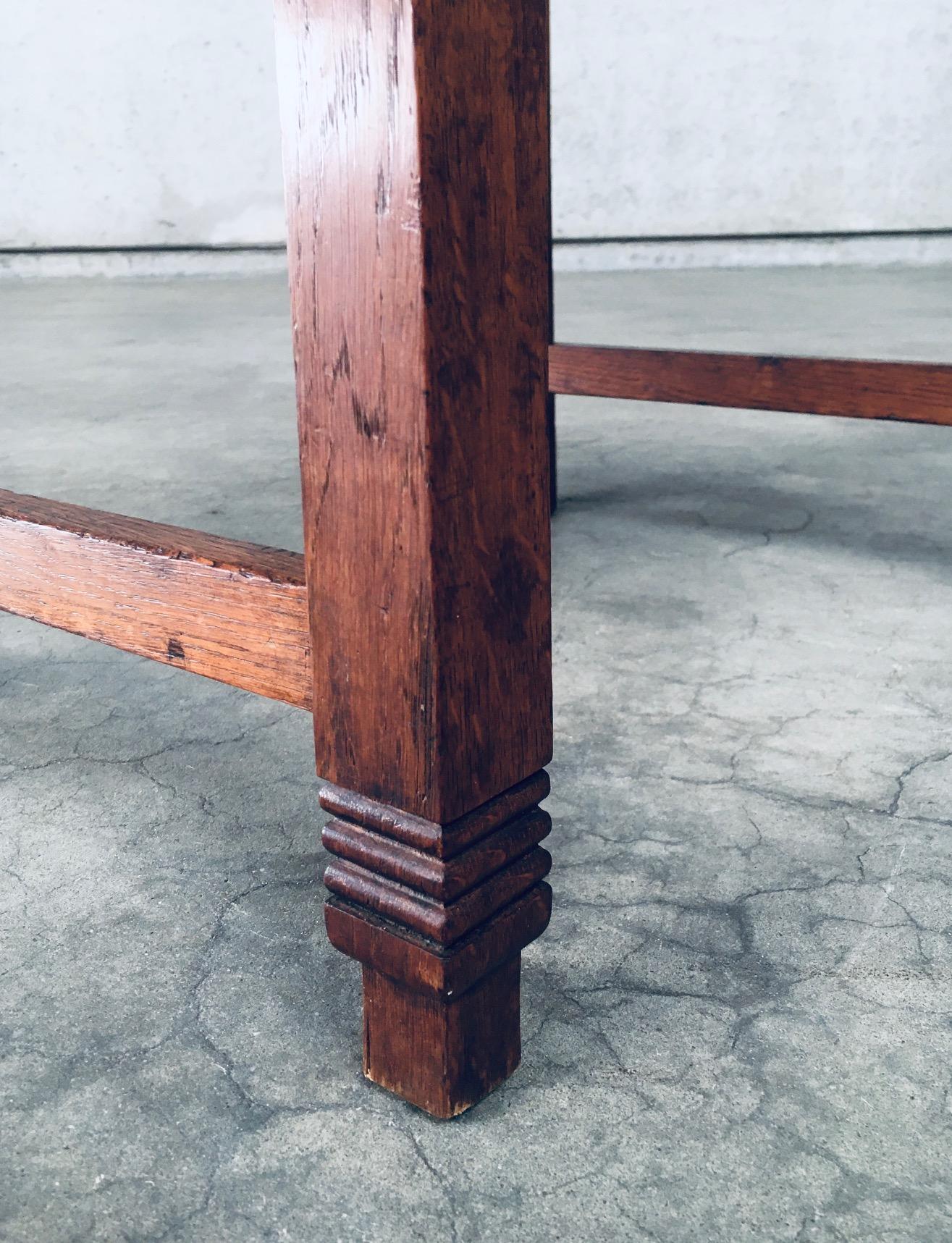 Sedia a braccio in quercia intagliata di design del Modernismo olandese, Paesi Bassi, anni '20 in vendita 9