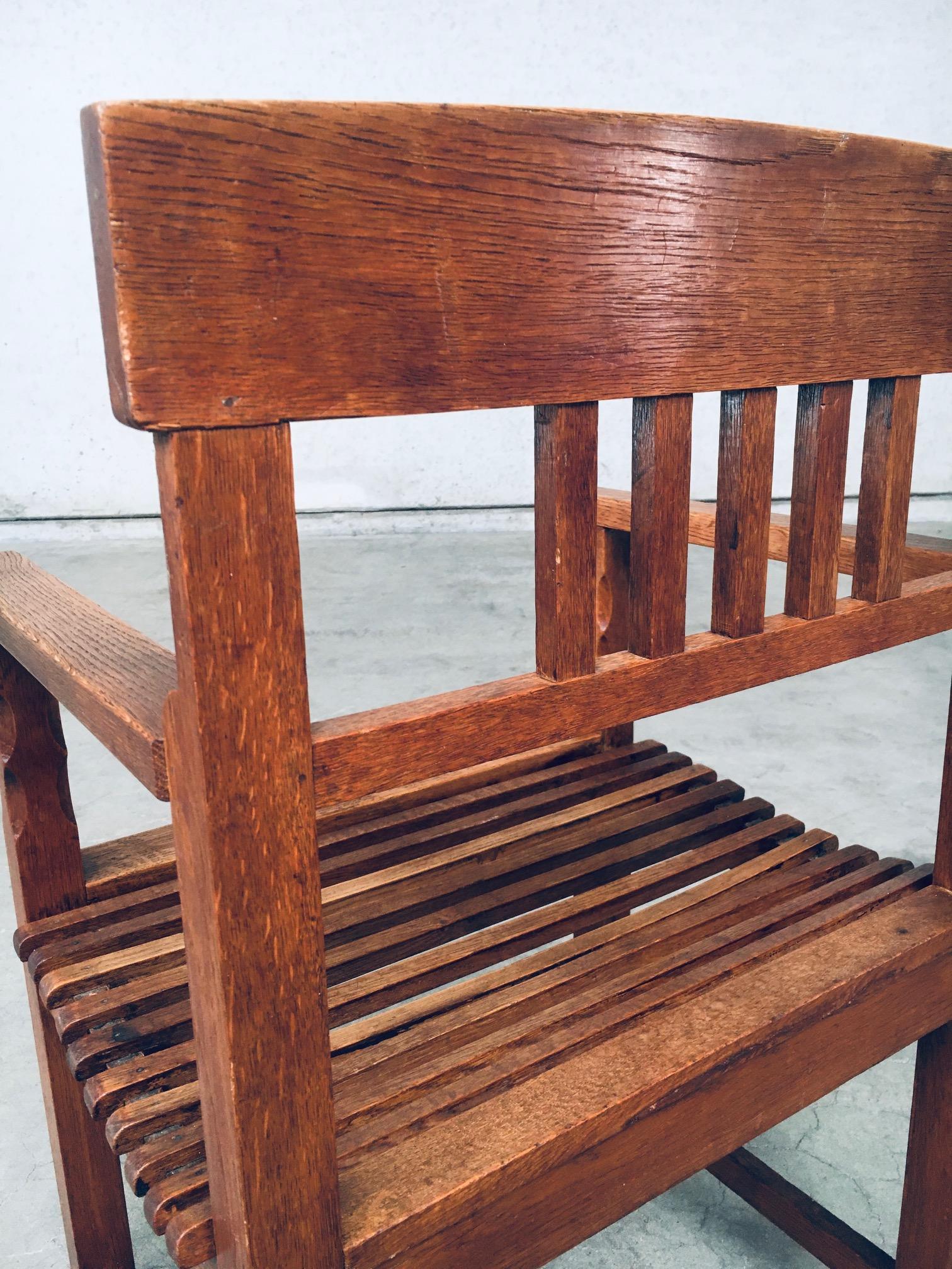 Sedia a braccio in quercia intagliata di design del Modernismo olandese, Paesi Bassi, anni '20 in vendita 10