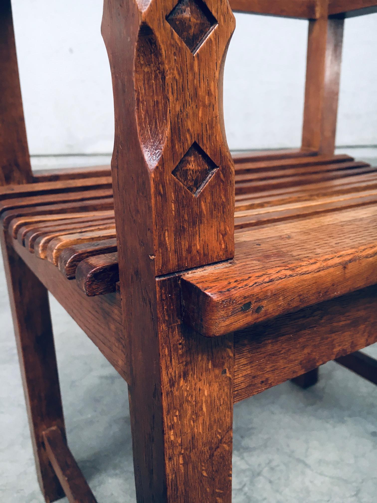 Sedia a braccio in quercia intagliata di design del Modernismo olandese, Paesi Bassi, anni '20 in vendita 12