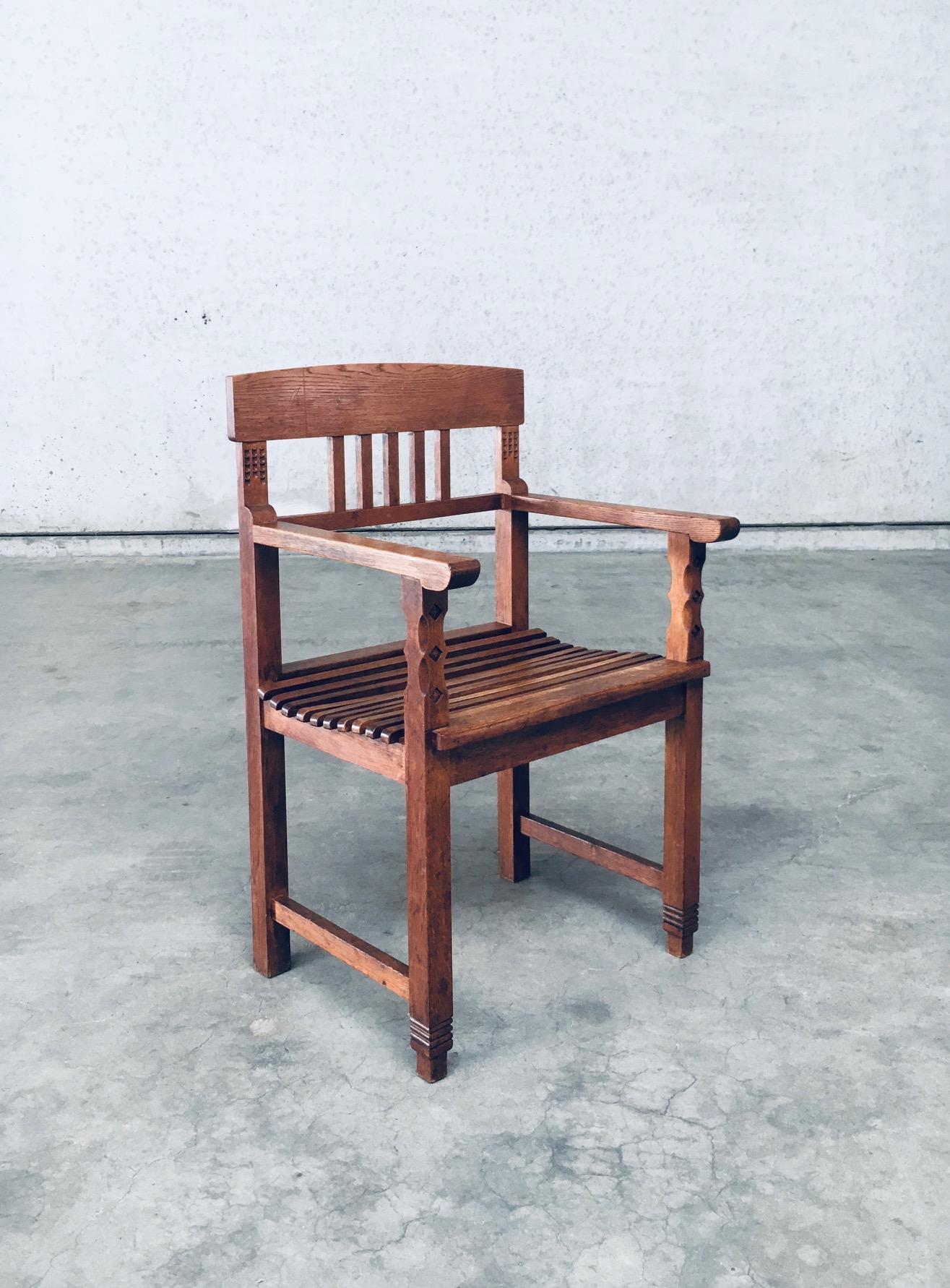 Sedia a braccio in quercia originale del Modernismo olandese dei primi del Novecento. Realizzato nei Paesi Bassi, periodo 1920. Poltrona in rovere massiccio con dettagli intagliati e seduta a doghe. È in ottime condizioni, tutto originale. Misura