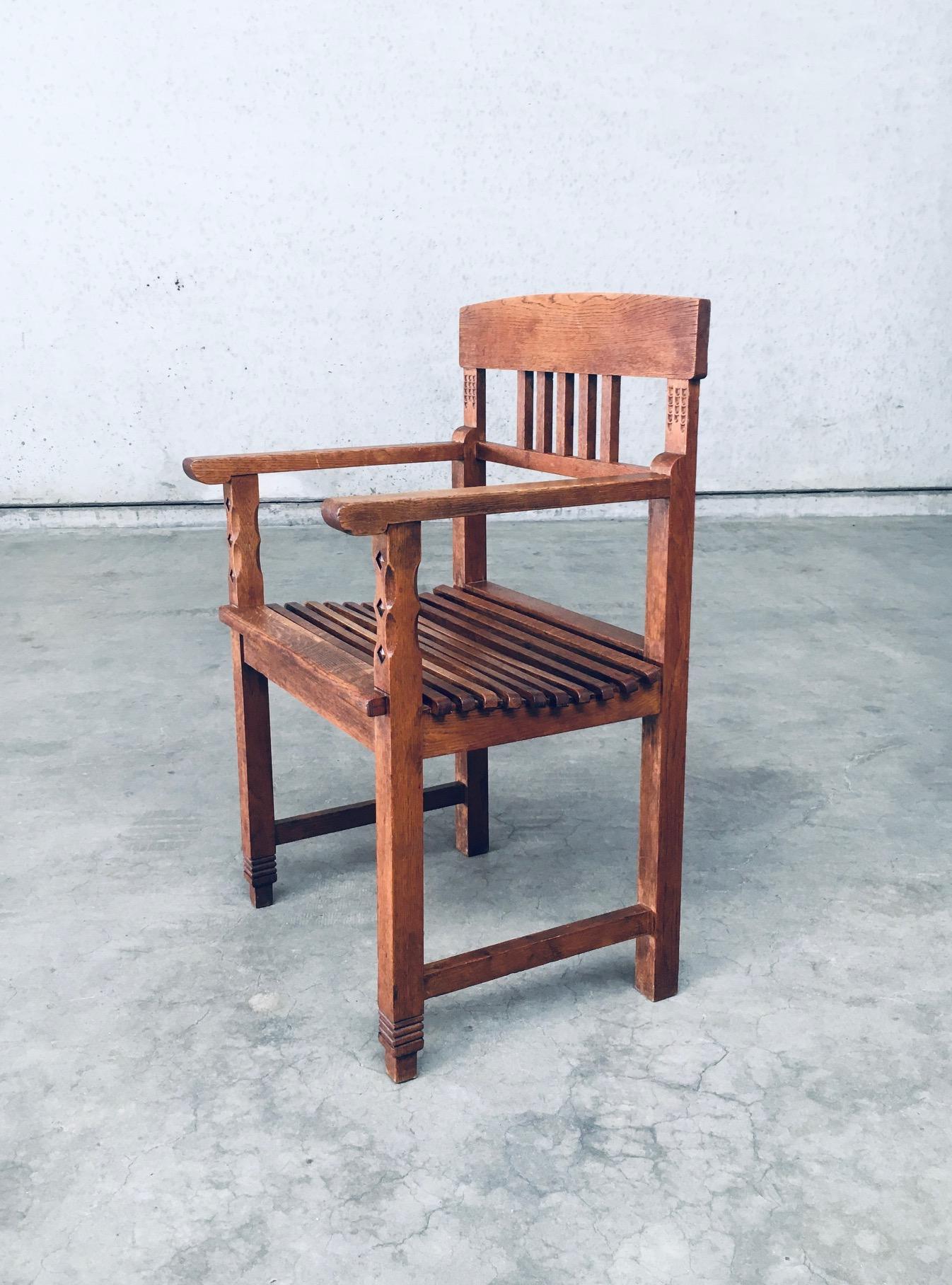 Sedia a braccio in quercia intagliata di design del Modernismo olandese, Paesi Bassi, anni '20 In condizioni buone in vendita a Oud-Turnhout, VAN