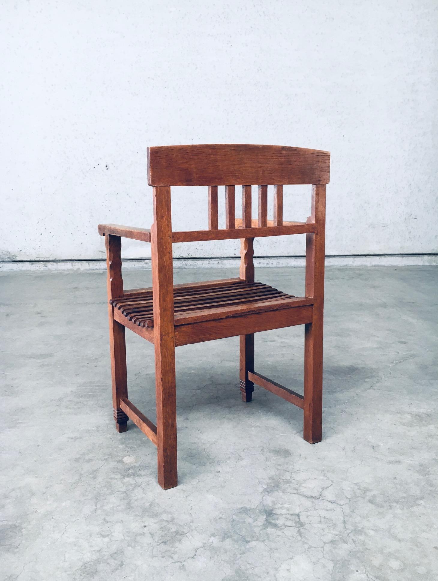 Inizio XX secolo Sedia a braccio in quercia intagliata di design del Modernismo olandese, Paesi Bassi, anni '20 in vendita