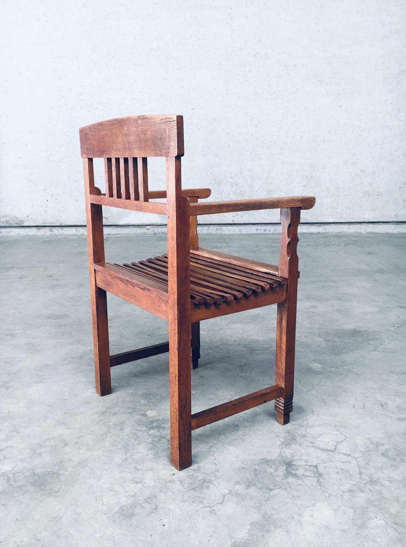Quercia Sedia a braccio in quercia intagliata di design del Modernismo olandese, Paesi Bassi, anni '20 in vendita