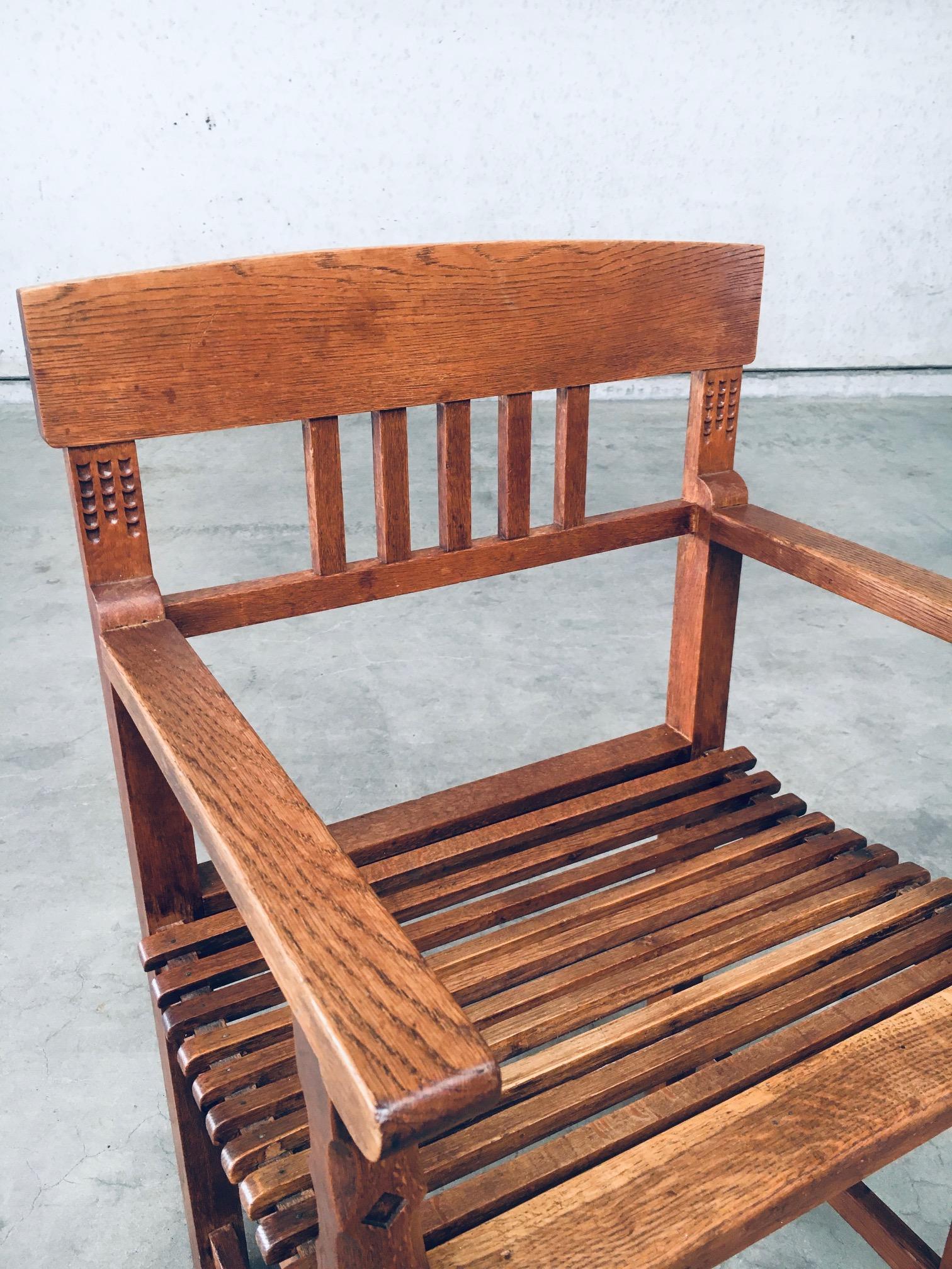 Sedia a braccio in quercia intagliata di design del Modernismo olandese, Paesi Bassi, anni '20 in vendita 1