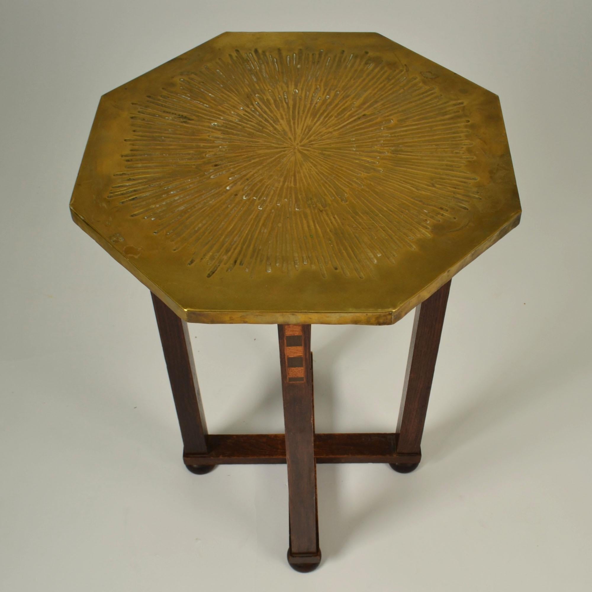Table d'appoint hexagonale moderniste de l'école d'Amsterdam avec un plateau inhabituel en laiton en relief avec une texture en réseau, hollandais, années 1920. Cette table d'appoint est fabriquée en chêne avec des décorations géométriques typiques