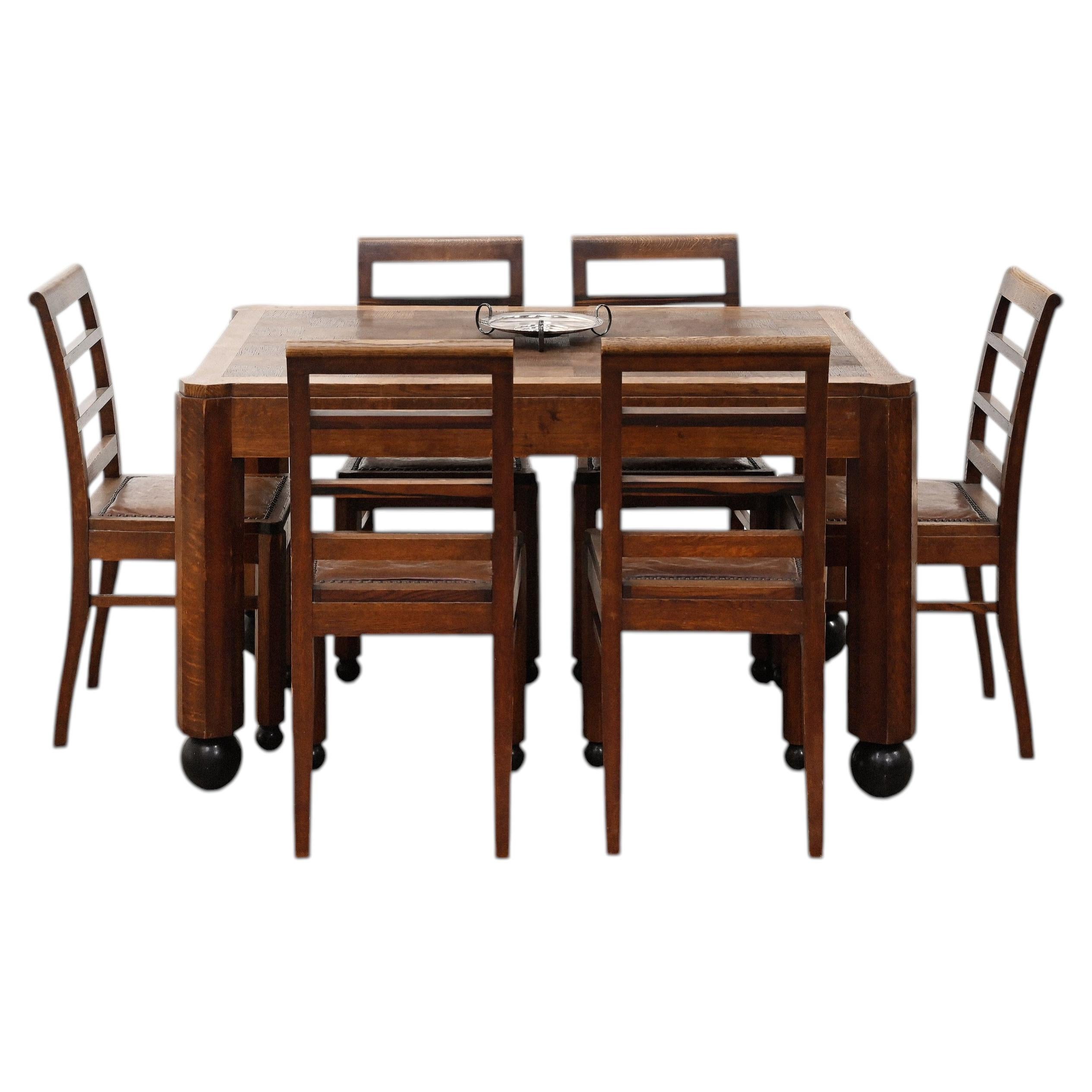 What is the difference between a dining set and a dinette set?