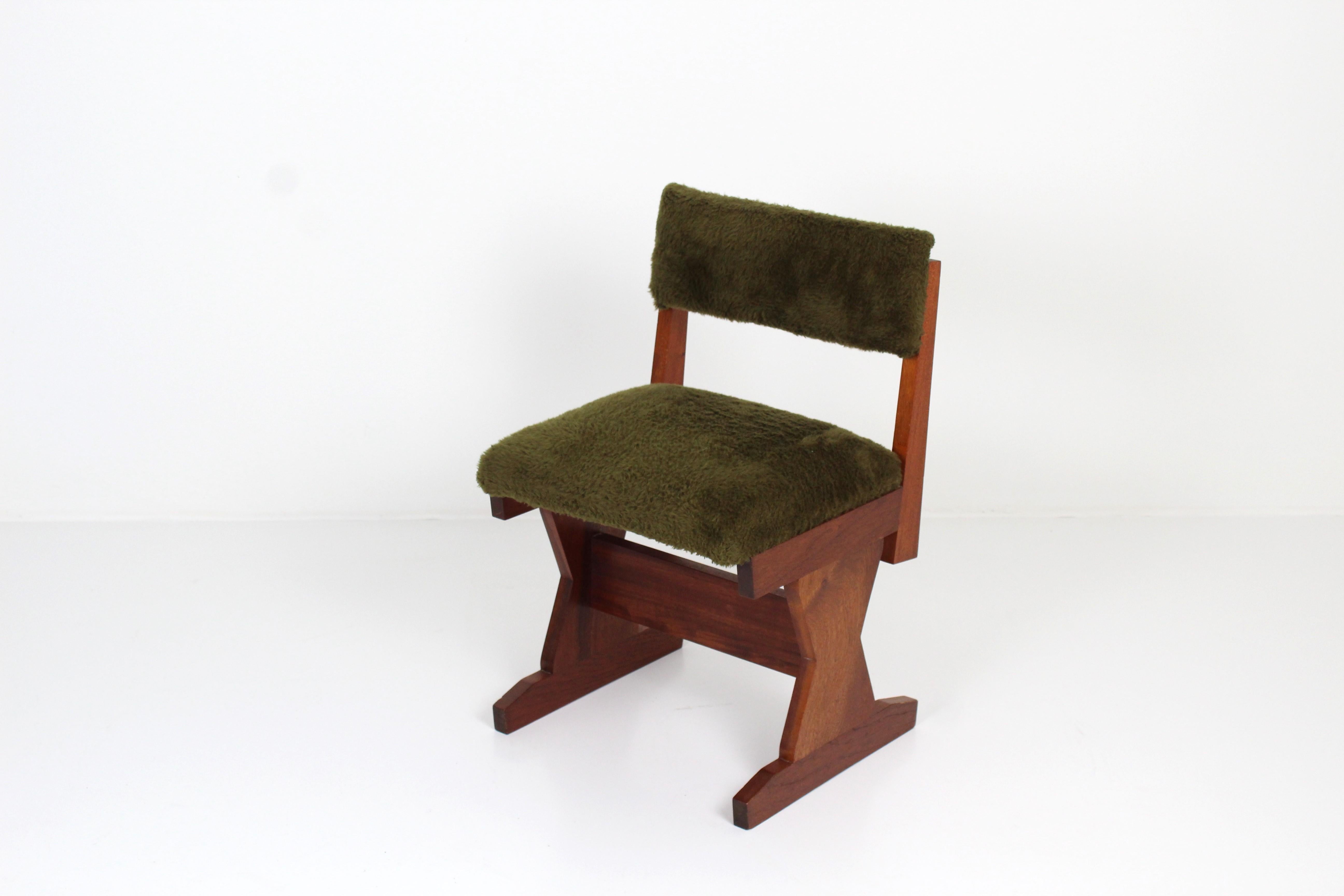 Niederländischer kleiner modernistischer Stuhl. Tolle Form und tolles Aussehen. 
Niederlande 1920-1930er Jahre
