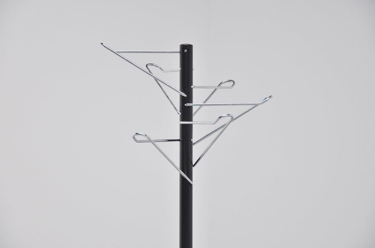 Very nice modernist shaped coat stand by unknown designer or manufacturer, Holland 1960. Probably designed by Artimeta, similar materials and forms were used. Black coated base and chrome coat hooks, mounted with an ingenious system.

This base is