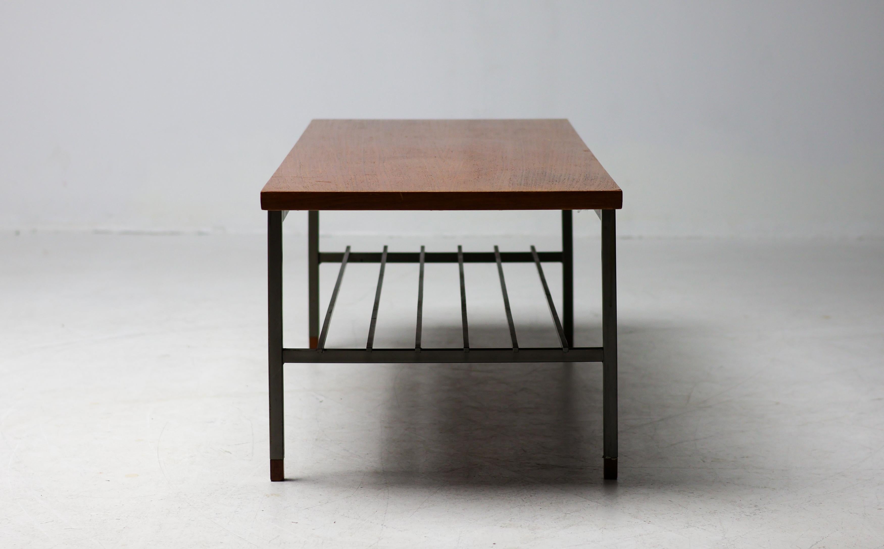 Dutch Modernist Coffee Table with Square Rod Base and Teak Top, 1950s Holandés en venta