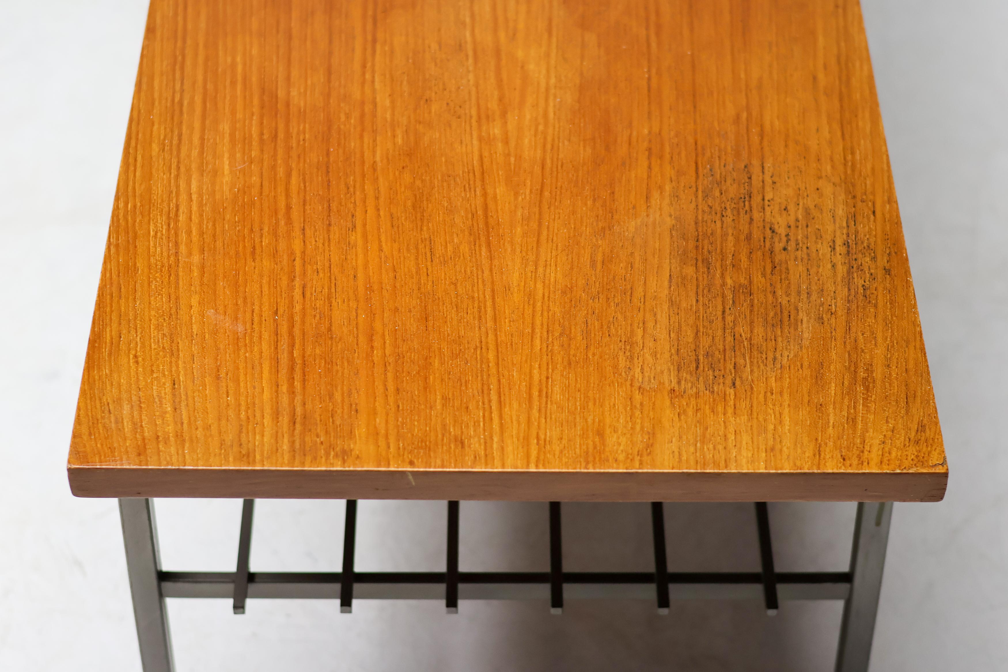 Dutch Modernist Coffee Table with Square Rod Base and Teak Top, 1950s Esmaltado en venta
