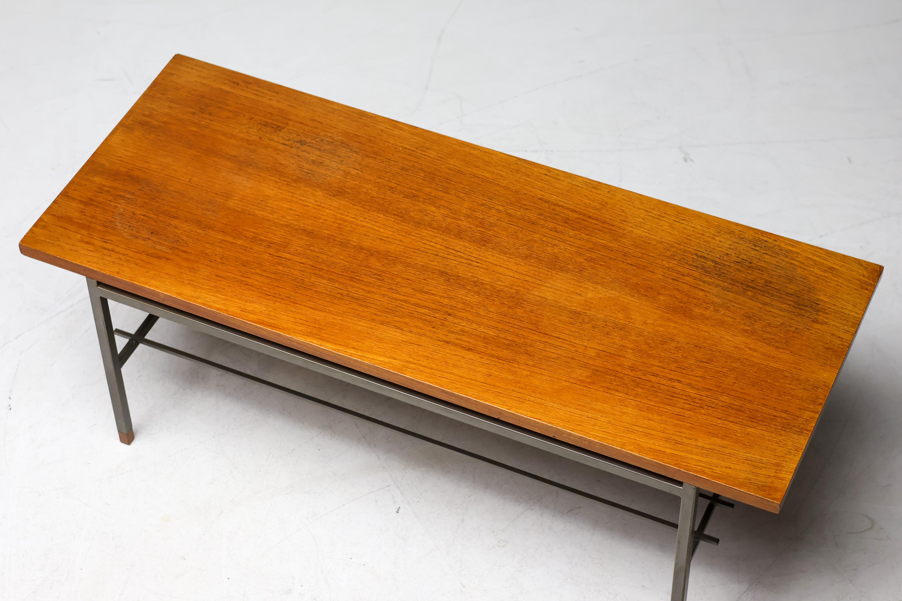 Dutch Modernist Coffee Table with Square Rod Base and Teak Top, 1950s en Bueno estado para la venta en Dronten, NL