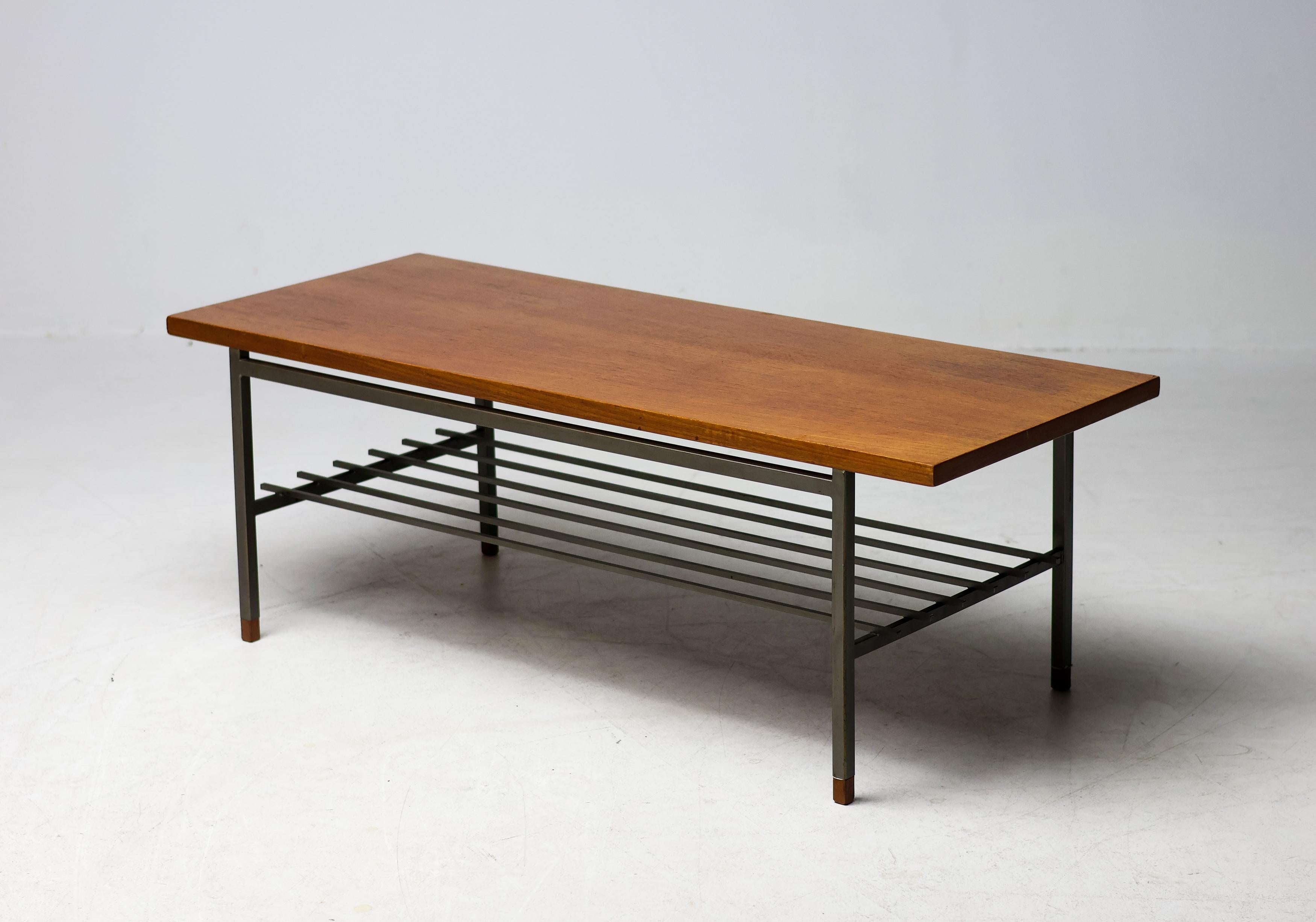 Dutch Modernist Coffee Table with Square Rod Base and Teak Top, 1950s siglo XX en venta