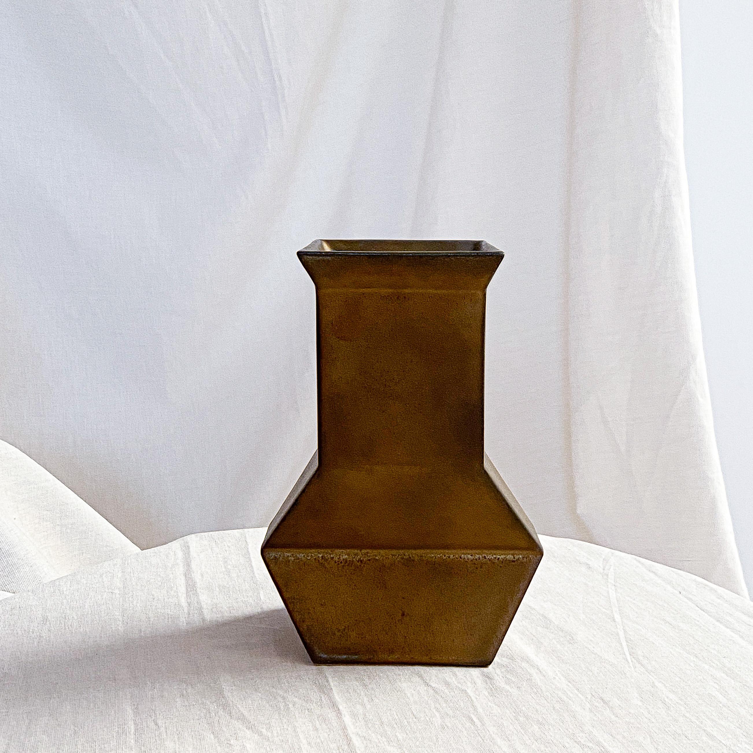 Ceramic Dutch modernist constructivist vase by Jan van der Vaart For Sale